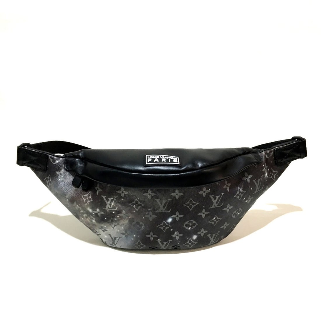 LOUIS VUITTON M44444 Monogram Galaxy Discovery Bum Bag Waist Body Canvas Leather Men's Silver x: --- Catalog ---Category: SizeSize (HxWxD): 15cm x 35.5cm x 10.5cm / 5.9'' x 13.97'' x 4.13''Category: DesignType: Sling bagColor: BlackGender: MenMaterial: Monogram Category: GeneralBrand: Louis Vuitt