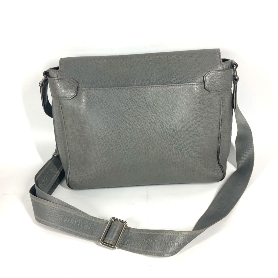 LOUIS VUITTON M32623 Taiga Roman MM Flap Bag Shoulder Leather Men's Glacier Gray D-240918-5: --- Catalog ---Category: SizeSize (HxWxD): 28cm x 32cm x 9cm / 11.02'' x 12.59'' x 3.54''Category: DesignType: Messenger bag, Shoulder bagColor: GrayGender: Men,WomenMaterial: Taiga leather Category: 