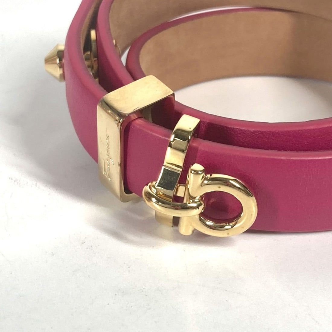 Salvatore Ferragamo Double Gancini Bracelet Leather Women's Pink M-240910-5: --- Catalog ---Category: SizeTotal Length: 39.5cm / 15.55''Category: DesignType: Charm braceletColor: Gold, PinkGender: WomenMaterial: LeatherCategory: GeneralBrand: Salvatore Ferragamo--- Item List -