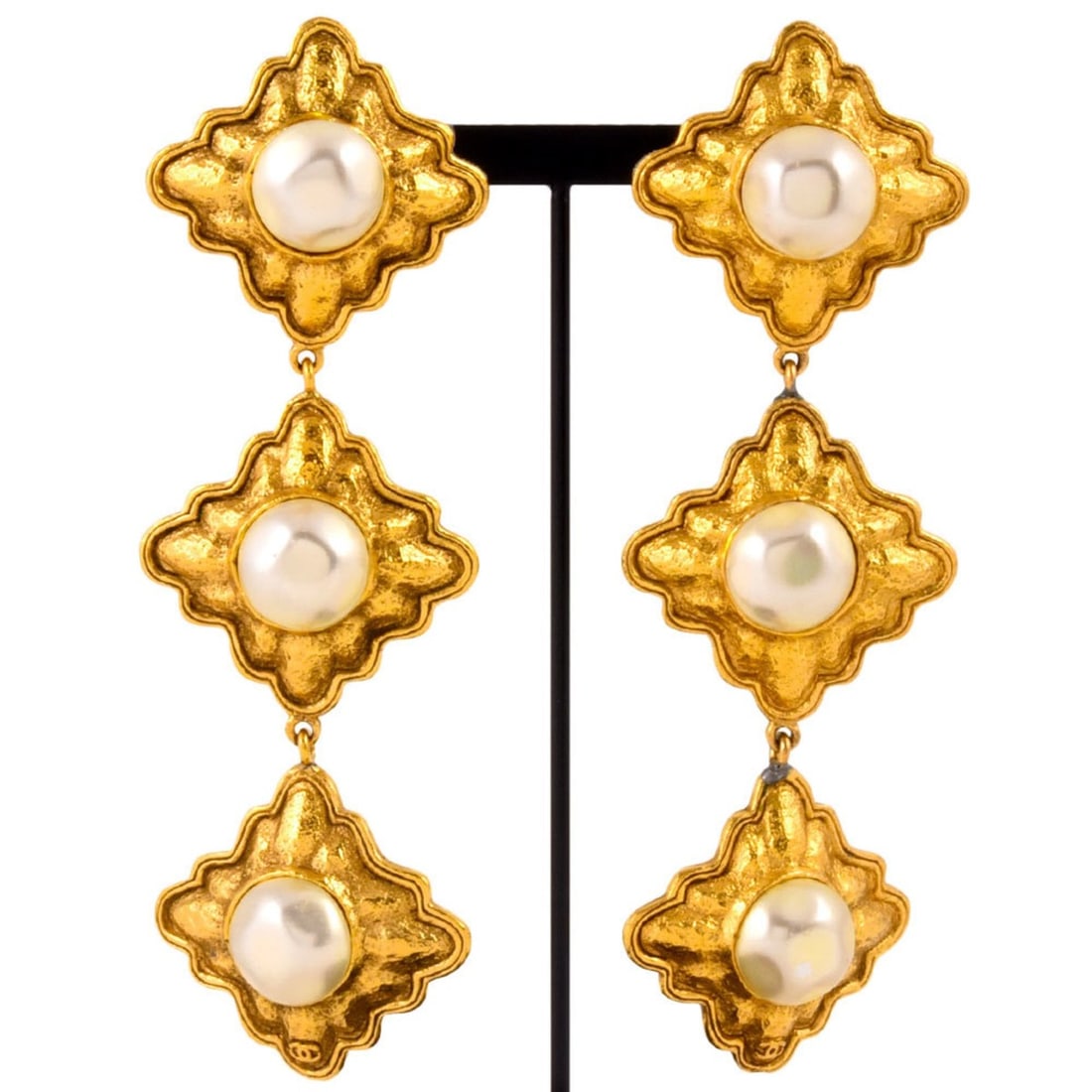 CHANEL diamond shaped 3-row earrings, fake pearl, GP 26 engraved, gold, ladies: --- Catalog ---Category: SizeSize (HxWxD): 100.00mm x 32.00mm / 3.94'' x 1.26''Category: DesignType: Clip earringsColor: GoldGender: WomenMaterial: Artificial pearl, Gold platingCategory: GeneralBrand
