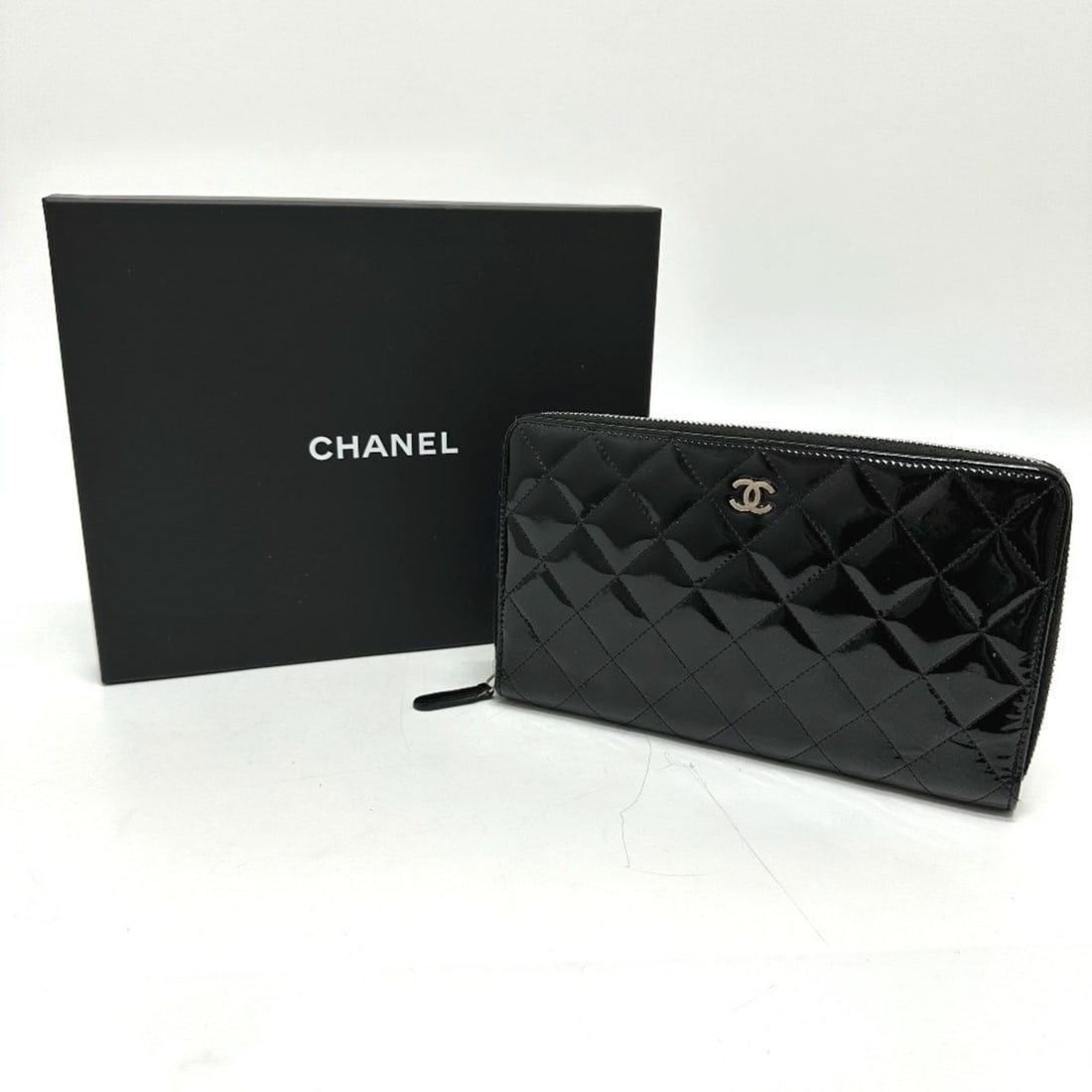 CHANEL Chanel Matelasse Round Long Wallet Patent Calf Leather Women's Black T-241001-17: --- Catalog ---Category: SizeSize (HxWxD): 13cm x 20cm x 2cm / 5.11'' x 7.87'' x 0.78''Category: DesignType: Long wallet (bi-fold)Color: BlackGender: WomenMaterial: Leather Category: GeneralBrand: Cha