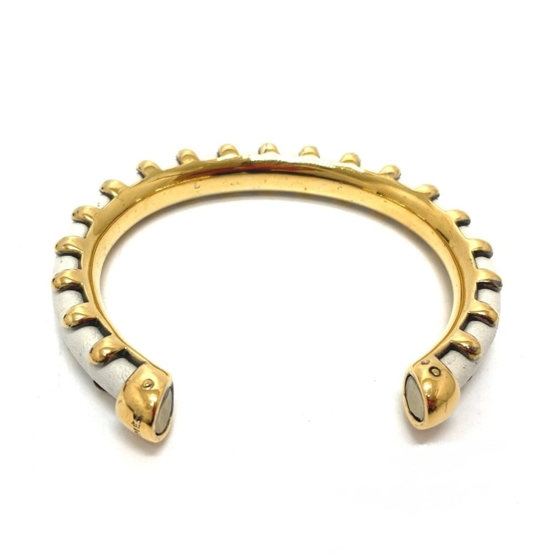 HERMES Horseshoe Bracelet Bangle Metal Leather Women's White E-220105-2: --- Catalog ---Category: SizeLength: 17.2cm / 6.77''Category: DesignType: Charm braceletColor: WhiteGender: WomenMaterial: Leather, MetalCategory: GeneralBrand: Hermes--- Item List ---Section: Conditi
