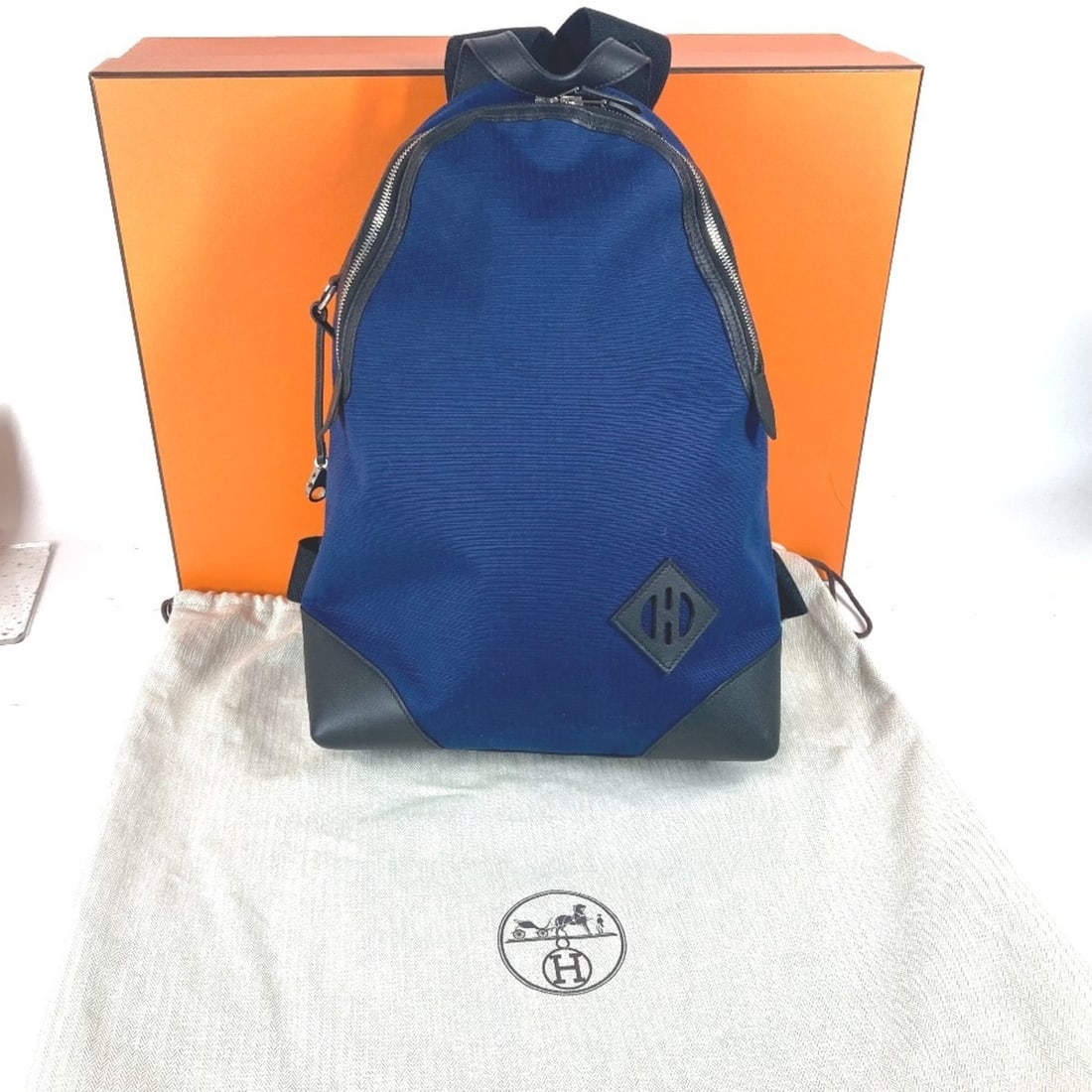 HERMES H Sac Addo All Back Backpack Bicolor Rucksack Leather Canvas Men's Blue E-241127-5: --- Catalog ---Category: SizeSize (HxWxD): 36cm x 27.5cm x 13cm / 14.17'' x 10.82'' x 5.11''Category: DesignType: BackpackColor: Black, BlueGender: MenMaterial: Canvas , Leather Category: GeneralBrand