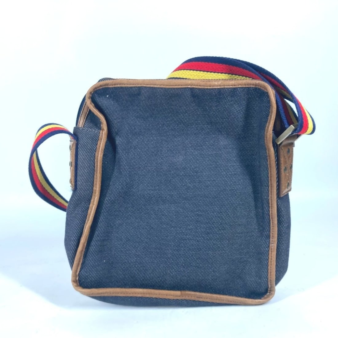 FENDI Fendi Pochette Shoulder Bag Denim Men's Women's Blue L-241107-2: --- Catalog ---Category: SizeSize (HxWxD): 26cm x 23cm x 8.5cm / 10.23'' x 9.05'' x 3.34''Category: DesignType: Pochette, Shoulder bagColor: BlueGender: Men,WomenMaterial: Denim Category: GeneralBrand