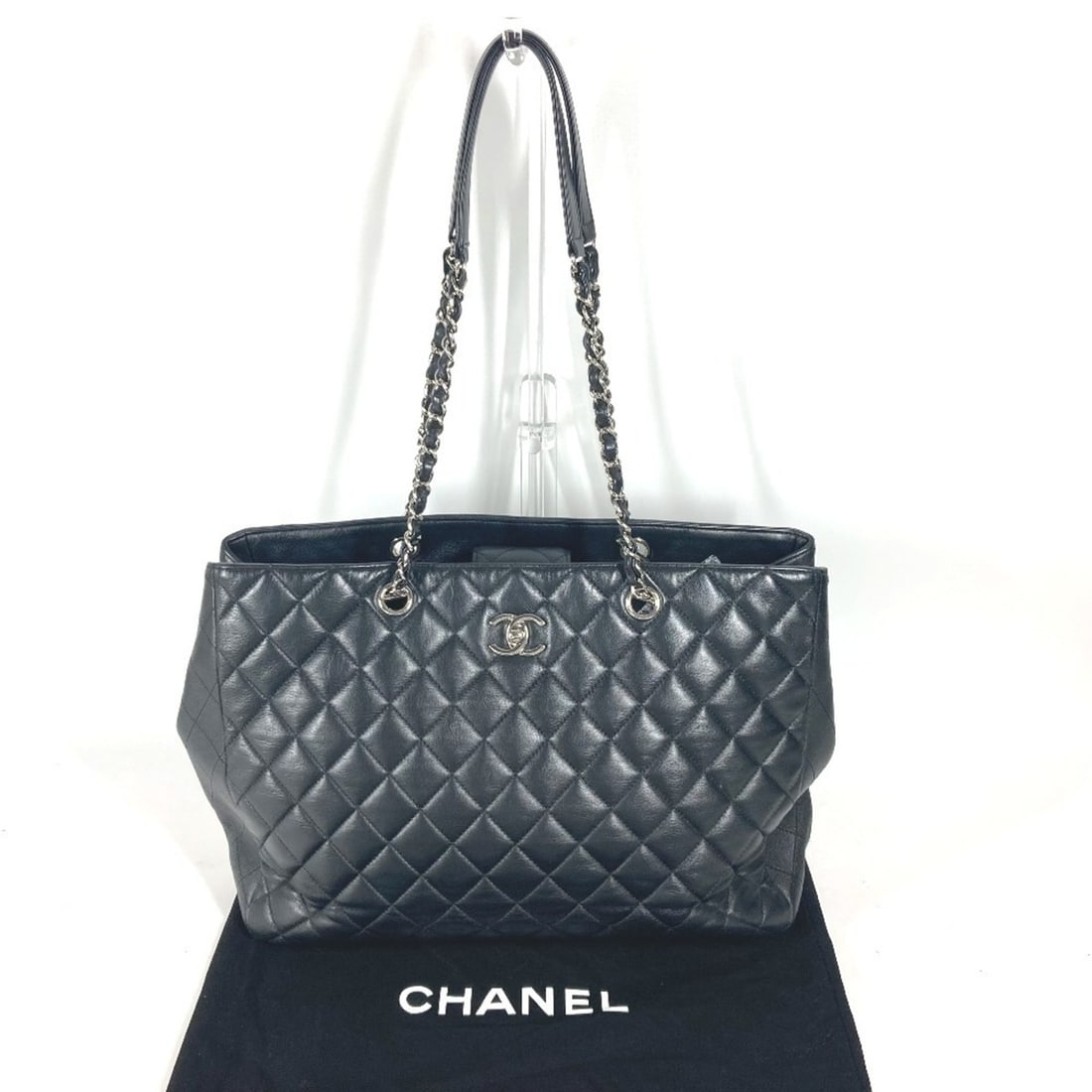 CHANEL A91046 CC Coco Mark Matelasse Quilted Tote Bag Shoulder Lambskin Men's Women's Black: --- Catalog ---Category: SizeSize (HxWxD): 25.5cm x 34.5cm x 9.5cm / 10.03'' x 13.58'' x 3.74''Category: DesignType: Shoulder bag, Tote bagColor: BlackGender: WomenClosure: Turn lockMaterial: Leather 