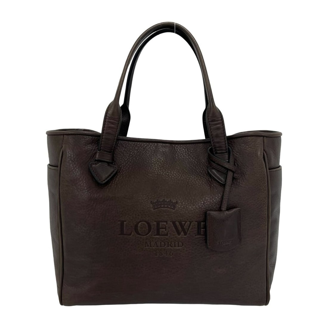 LOEWE Heritage Logo Engraved Leather Tote Bag, Semi-Shoulder Handbag, Brown, 34374: --- Catalog ---Category: SizeSize (HxWxD): 25cm x 28.5cm x 12.5cm / 9.84'' x 11.22'' x 4.92''Category: DesignType: Handbag, Shoulder bag, Tote bagColor: BrownGender: WomenMaterial: Leather Category: G