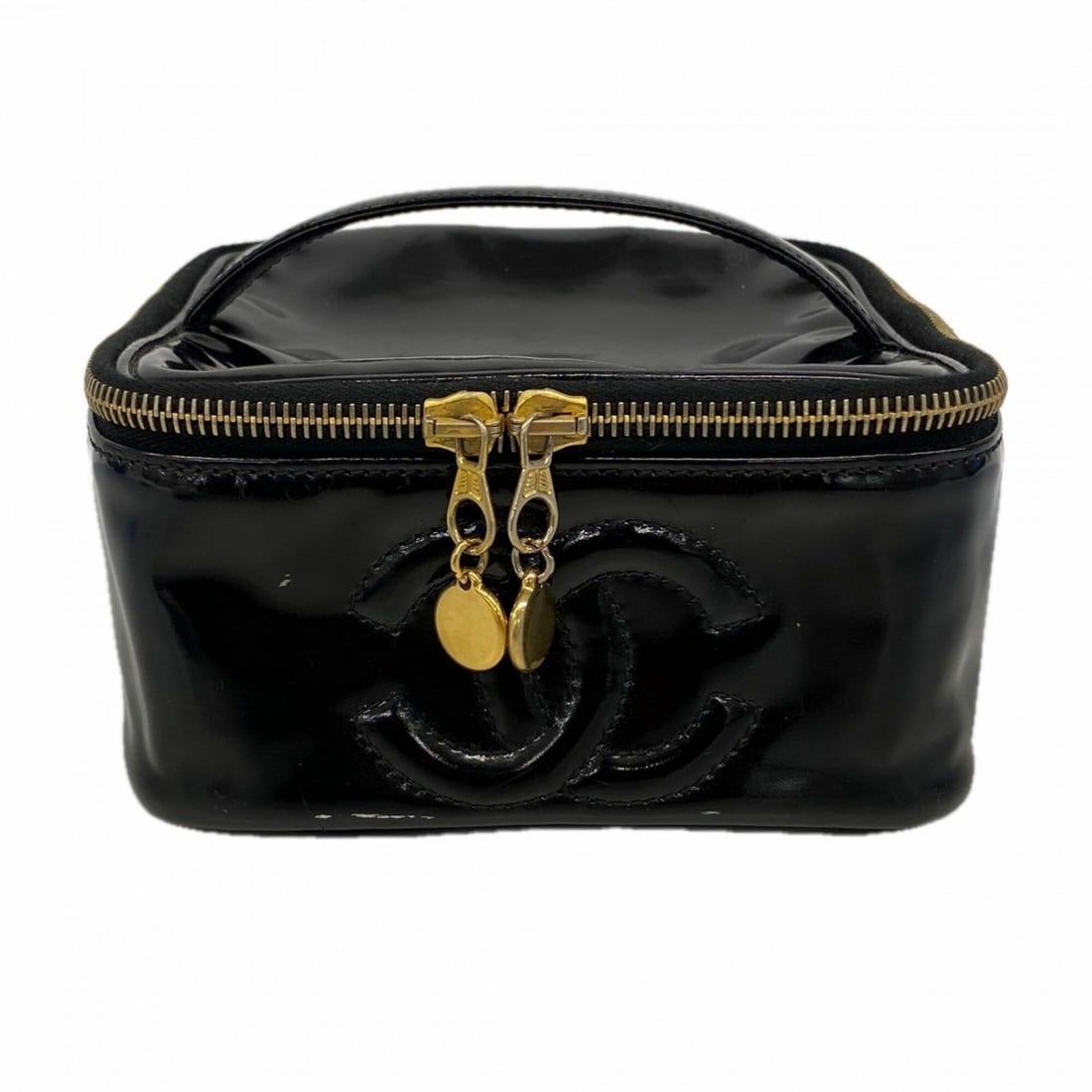 Chanel handbag/vanity bag, patent leather, black, for women.: --- Catalog ---Category: SizeSize (HxWxD): 7cm x 15.5cm x 15cm / 2.75'' x 6.1'' x 5.9''Category: DesignType: Vanity bagColor: BlackGender: WomenMaterial: Patent leather Hardware Color: GoldCategory: G