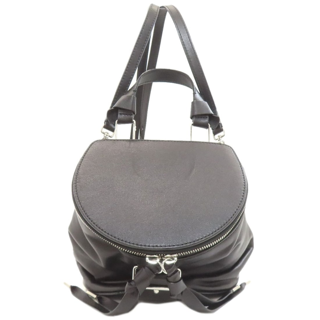 Bally 2-Way Backpack/Daypack Leather Women's BALLY: --- Catalog ---Category: SizeSize (HxWxD): 18.5cm x 18.5cm x 15cm / 7.28'' x 7.28'' x 5.9''Category: DesignType: BackpackColor: BlackGender: WomenMaterial: Leather Category: GeneralBrand: Bally--- Ite