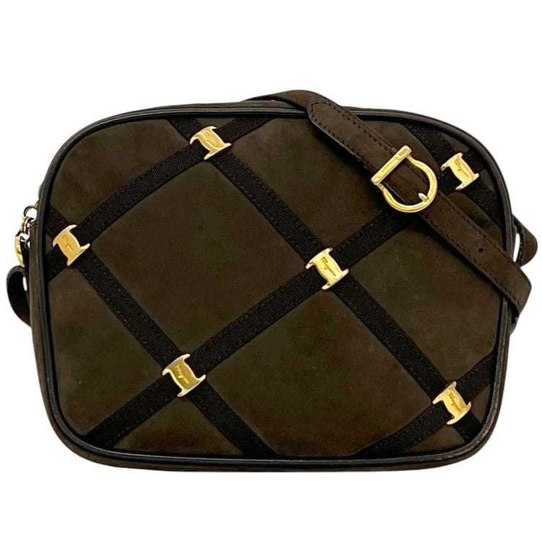 Salvatore Ferragamo shoulder bag, brown, Vara BA210556, suede leather, with ribbon detail.: --- Catalog ---Category: SizeSize (HxWxD): 17cm x 22cm x 7cm / 6.69'' x 8.66'' x 2.75''Strap Length: 126cm - 134cm / 49.6'' - 52.75''Category: DesignType: Shoulder bagColor: BrownGender: WomenMaterial