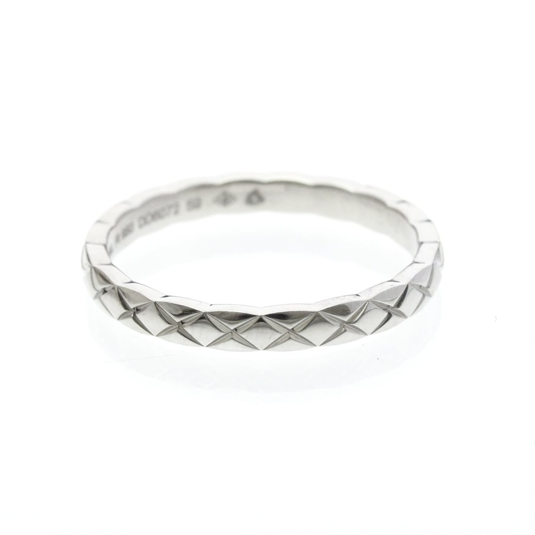 Chanel Coco Crush Ring Mini Model Platinum Fashion No Stone Band Ring Silver: --- Catalog ---Category: SizeWidth: 2.7mm / 0.11''Weight: 4.9g / 0.17oz.JP Size: 19US Size: 8 3/4Brand Size: 59Category: DesignType: Band ringColor: SilverMetal: PlatinumStone: No StoneStyle: FashionG