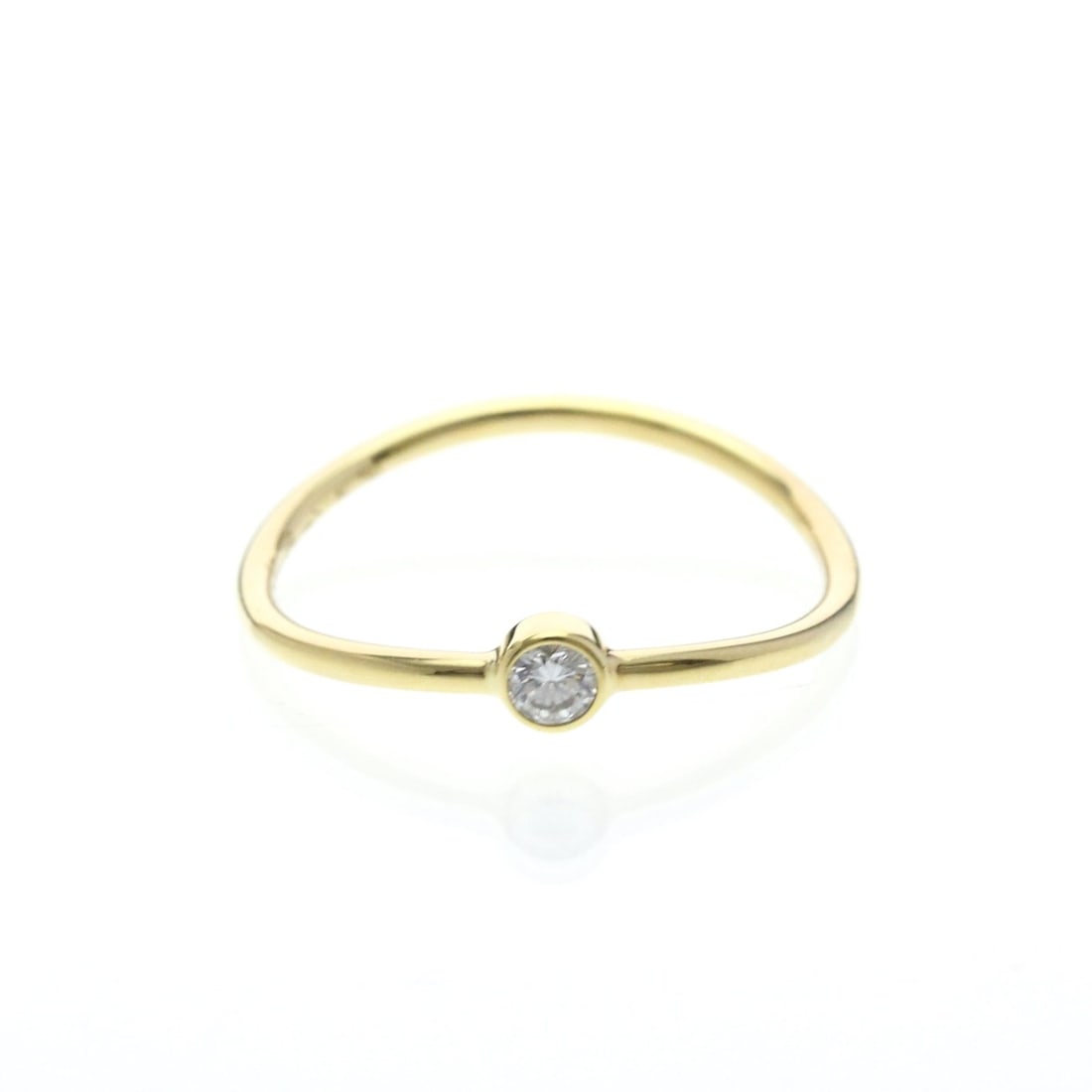 Tiffany Wave Single Diamond Ring Yellow Gold (18K) Fashion Diamond Band Ring Gold: --- Catalog ---Category: SizeWidth: 1.1mm / 0.04''Weight: 1g / 0.03oz.JP Size: 10US Size: 5.5Stone Size (HxW): 3.30mm x 3.30mm / 0.13'' x 0.13''Category: DesignType: Band ringColor: GoldMetal: GoldSto