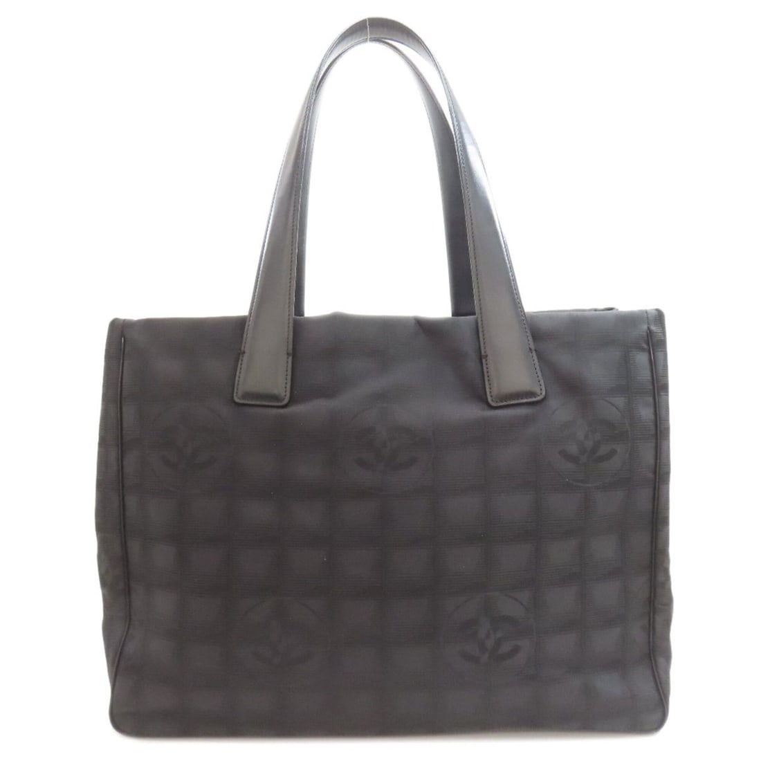 Chanel New Travel Line MM Tote Bag, Nylon Jacquard, Women's CHANEL: --- Catalog ---Category: SizeSize (HxWxD): 27cm x 35cm x 15cm / 10.62'' x 13.77'' x 5.9''Handle Length: 45cm / 17.71''Category: DesignType: Tote bagColor: BlackGender: WomenMaterial: Nylon , Jacquard 