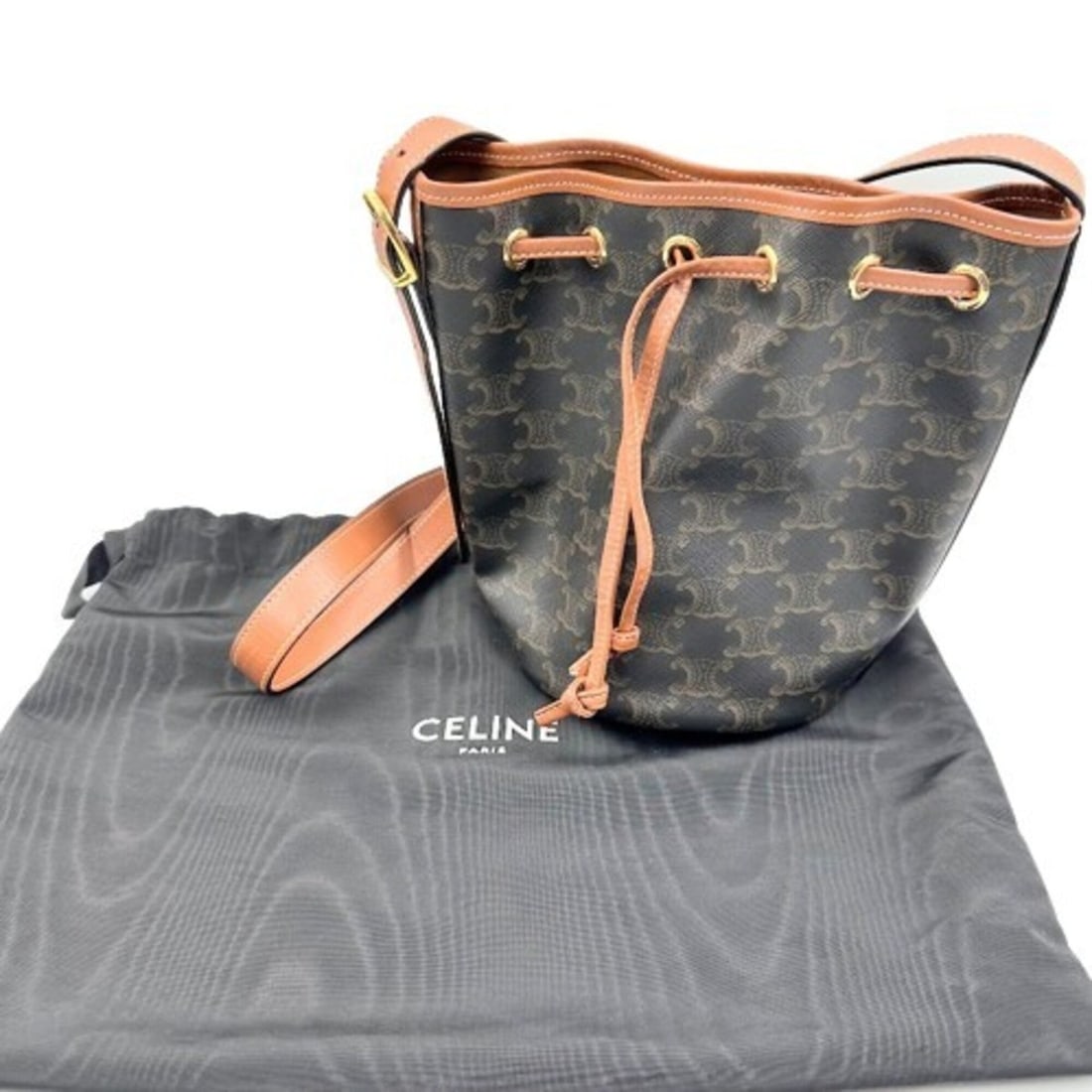 CELINE drawstring shoulder bag: --- Catalog ---Category: SizeSize (HxWxD): 21cm x 23cm x 14cm / 8.26'' x 9.05'' x 5.51''Category: DesignType: Shopping bagGender: WomenMaterial: PVC Category: GeneralBrand: Celine--- Item List ---Sect