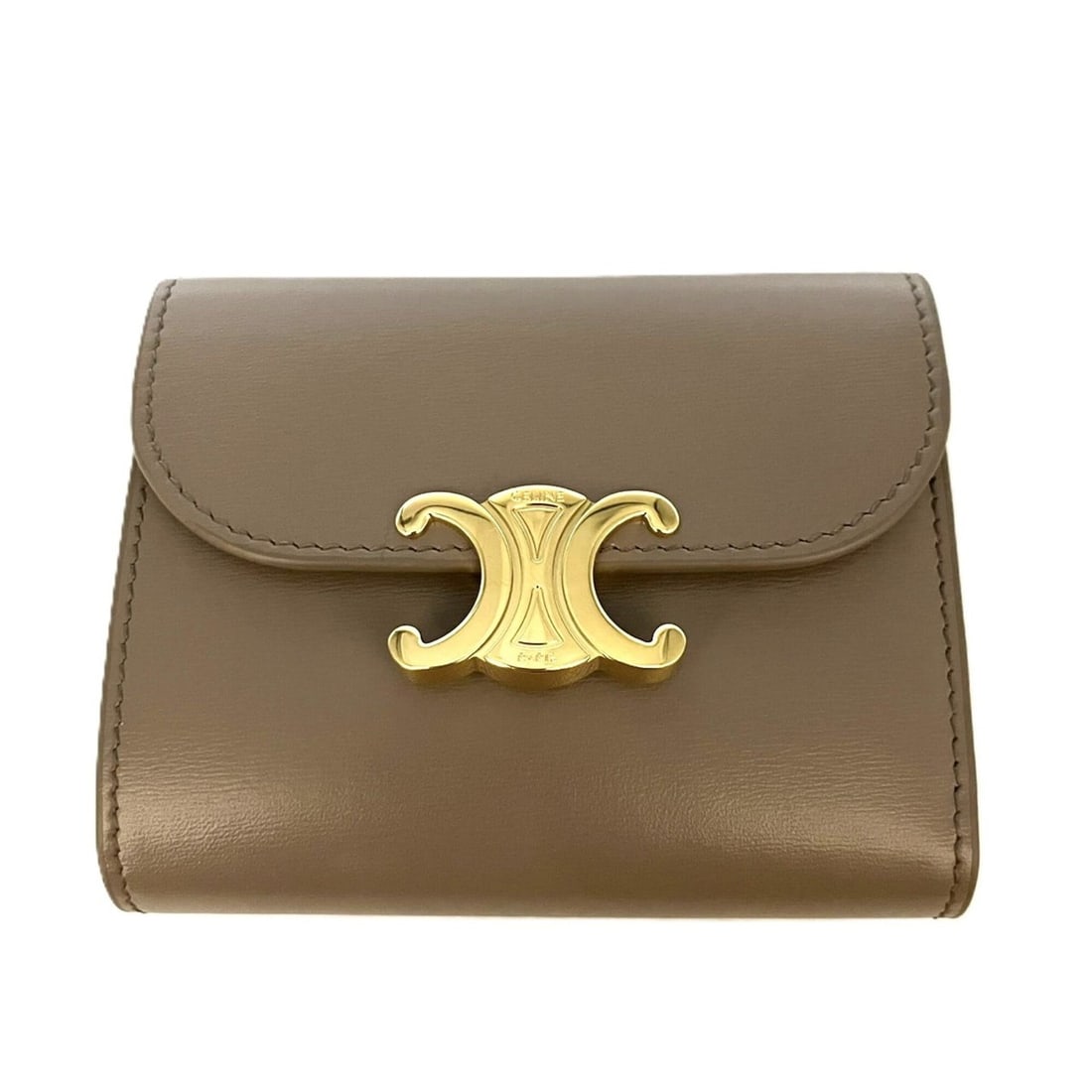 CELINE Triomphe Small Flap Wallet (Tri-fold wallet): --- Catalog ---Category: SizeSize (HxWxD): 9cm x 10.5cm x 2.5cm / 3.54'' x 4.13'' x 0.98''Category: DesignType: Wallet (tri-fold)Color: BeigeGender: WomenMaterial: Leather Category: GeneralBrand: