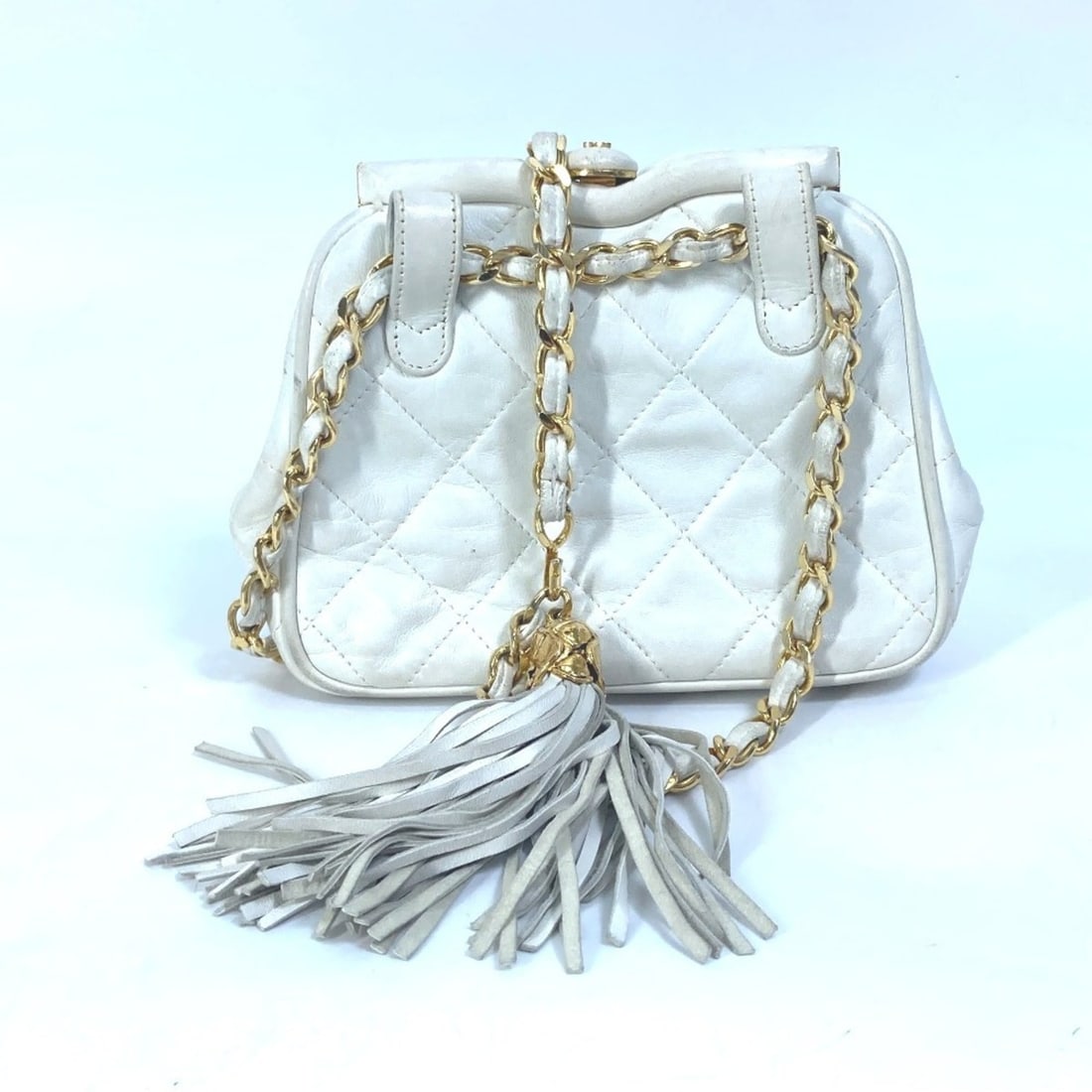 CHANEL Coco Mark CC Matelasse Quilted Waist Pouch Chain Bag Lambskin Women's White G-230910-11: --- Catalog ---Category: SizeSize (HxWxD): 12cm x 14.5cm x 3cm / 4.72'' x 5.7'' x 1.18''Category: DesignType: Fanny packColor: WhiteGender: WomenMaterial: Leather Hardware Color: GoldLeather/Fur Type: