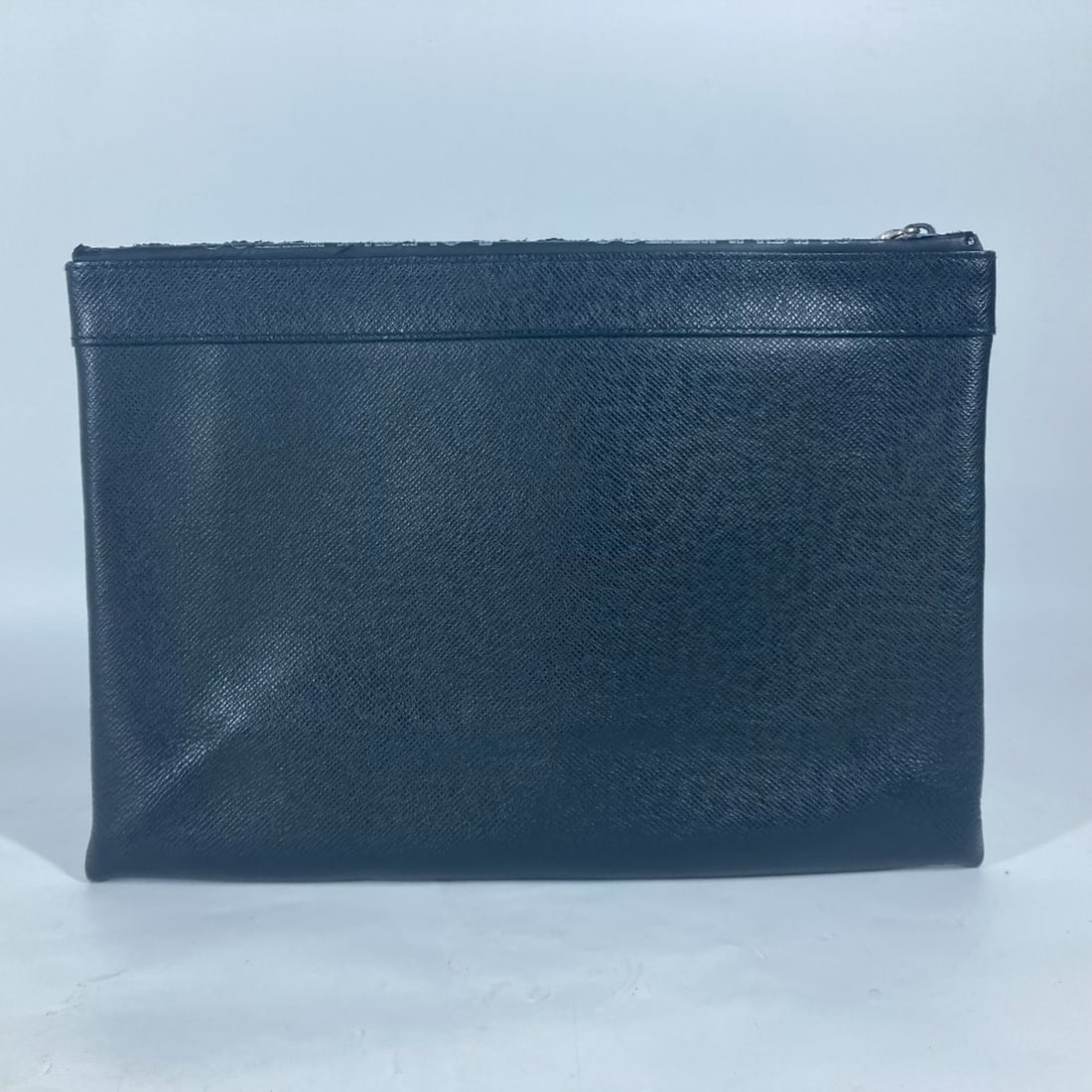 LOUIS VUITTON M30086 Taiga Pochette Apollo Pouch Second Bag Clutch Leather Men's Ardoise Black: --- Catalog ---Category: SizeSize (HxWxD): 23cm x 33.5cm / 9.05'' x 13.18''Category: DesignType: Clutch bag, PouchColor: Ardoise, BlackGender: Men,WomenMaterial: Taiga leather Category: GeneralBrand: 
