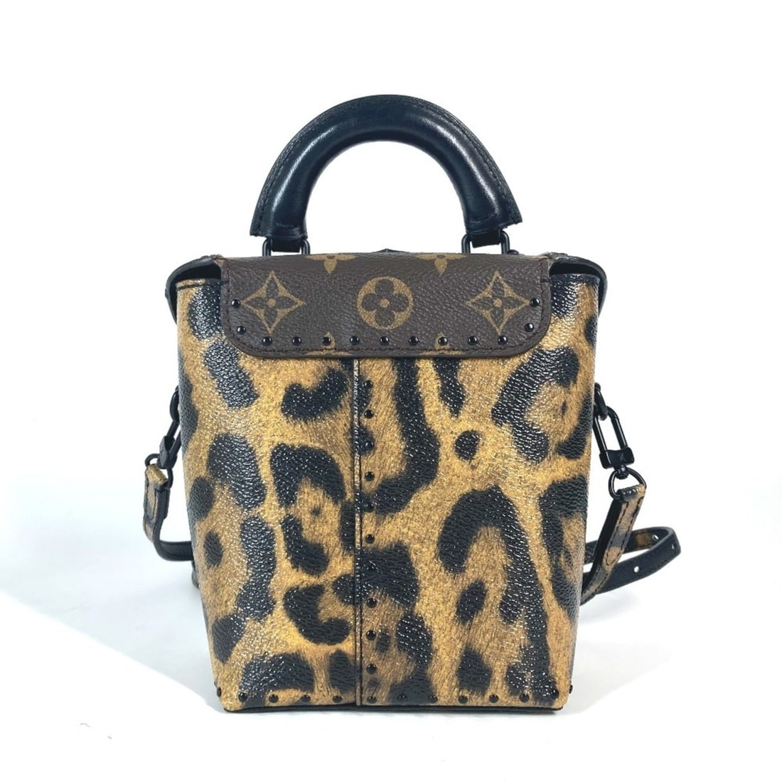 LOUIS VUITTON M43001 Monogram Reverse Leopard Camera Box Bag Shoulder Vanity Canvas Women's Brown: --- Catalog ---Category: SizeSize (HxWxD): 15cm x 11cm x 7.5cm / 5.9'' x 4.33'' x 2.95''Category: DesignType: Handbag, Shoulder bag, Vanity bagColor: Black, BrownGender: WomenMaterial: Canvas Category