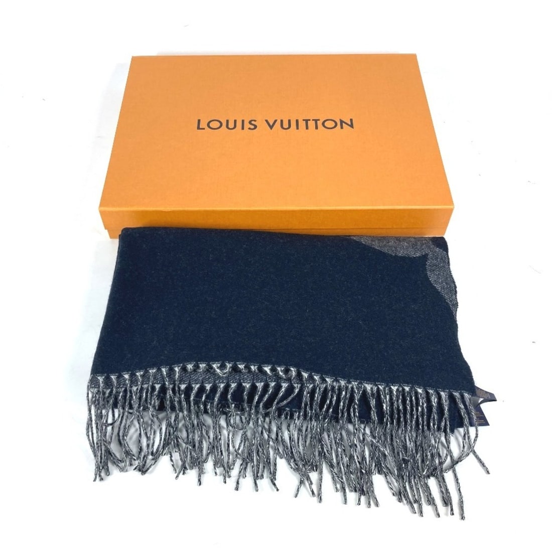 LOUIS VUITTON Louis Vuitton M77950 Monogram Scarf Giant Cashmere Men's Women's Navy G-241025-32: --- Catalog ---Category: SizeSize (LxW): 1.75m x 70cm / 68.89'' x 27.55''Category: DesignType: ShawlColor: NavyGender: Men,WomenMaterial: Cashmere Category: GeneralLine: MonogramBrand: Louis Vuitton--