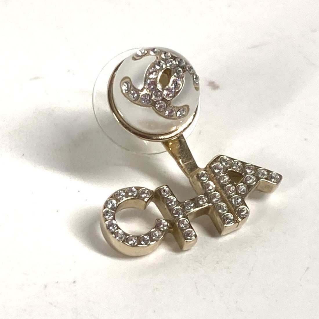 CHANEL A21A CC Coco Mark Faux Pearl Rhinestone Earrings Metal Men's Women's White MO-241222-8: --- Catalog ---Category: DesignType: Stud earringsColor: WhiteStone: RhinestoneGender: Men,Women,UnisexMaterial: Metal, RhinestoneCategory: GeneralMPN: A21ABrand: ChanelModel: CC Coco Mark Fake Pearl 