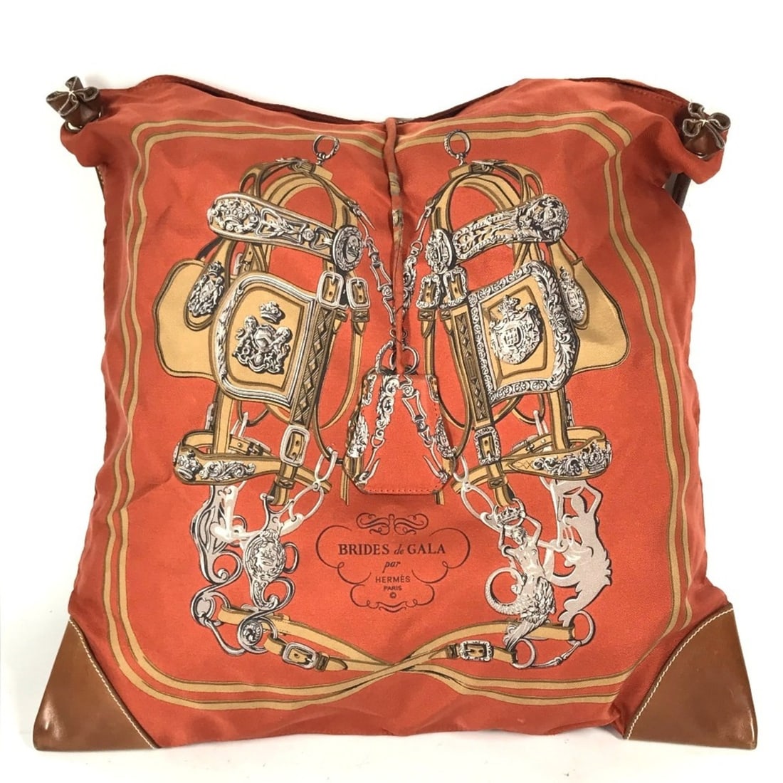 HERMES Silky City PM Shoulder Bag Silk Leather Women's Orange D-241105-4: --- Catalog ---Category: SizeSize (HxWxD): 39.5cm x 38.5cm / 15.55'' x 15.15''Strap Length: 108cm / 42.51''Category: DesignType: Pouch, Shoulder bagColor: OrangeGender: WomenClosure: OpenMaterial: Sil