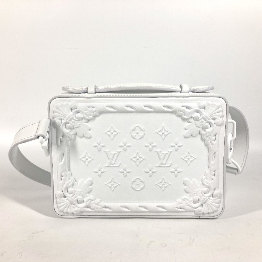 LOUIS VUITTON M21833 LV Ornament Soft Trunk Box Bag Handbag Shoulder Leather Men's Women's White: --- Catalog ---Category: SizeSize (HxWxD): 15cm x 21.5cm x 6.5cm / 5.9'' x 8.46'' x 2.55''Category: DesignType: Handbag, Shoulder bagColor: WhiteGender: Men,WomenMaterial: Leather Category: GeneralBra