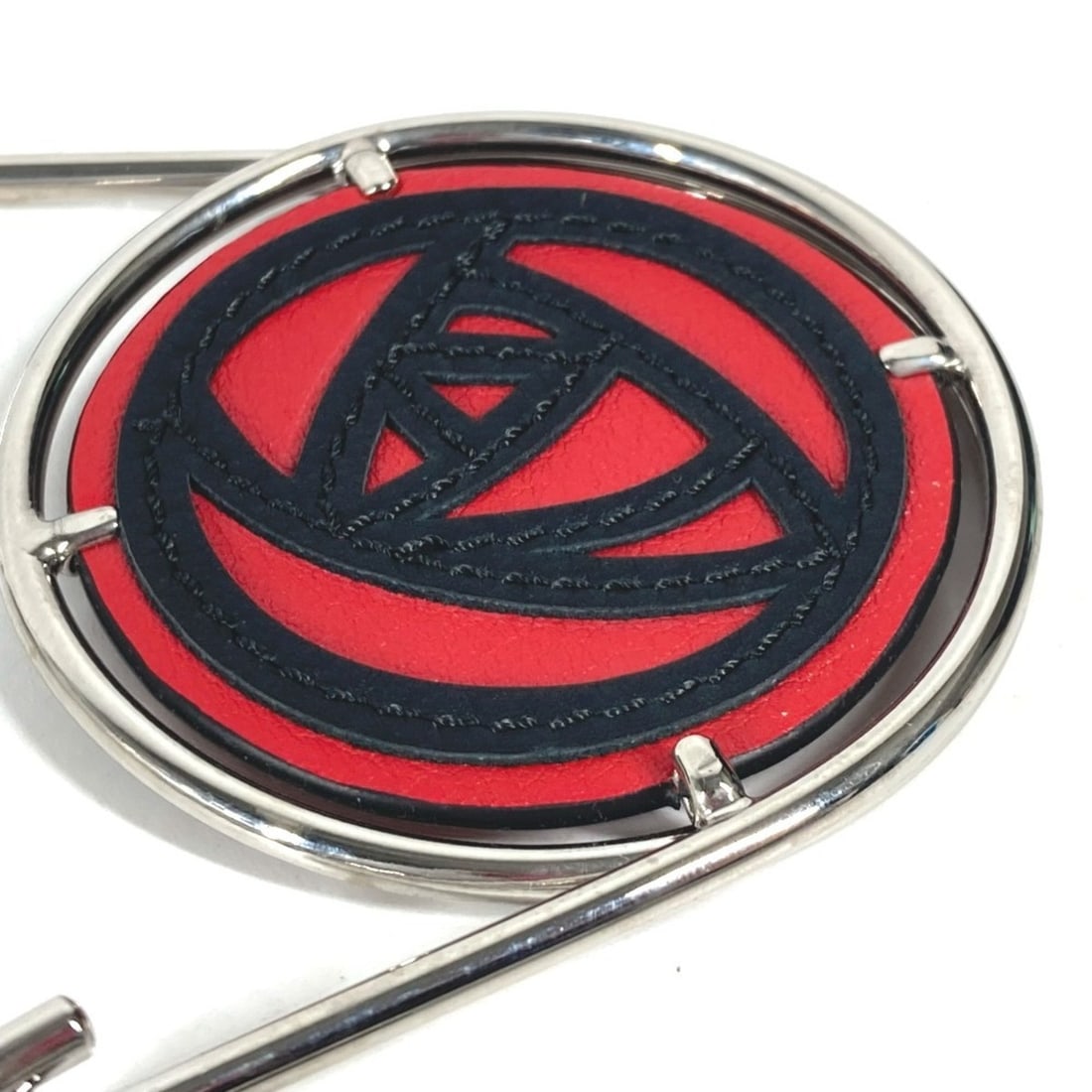 LOEWE 111.19.043 17A Rose Mechano Pin Brooch Metal Leather Women's Silver Similar MO-241208-15: --- Catalog ---Category: DesignType: BroochColor: Red color, SilverGender: WomenMaterial: Leather, MetalCategory: GeneralBrand: Loewe--- Item List ---Section: ConditionRanking: Rank S Used - Mint cond