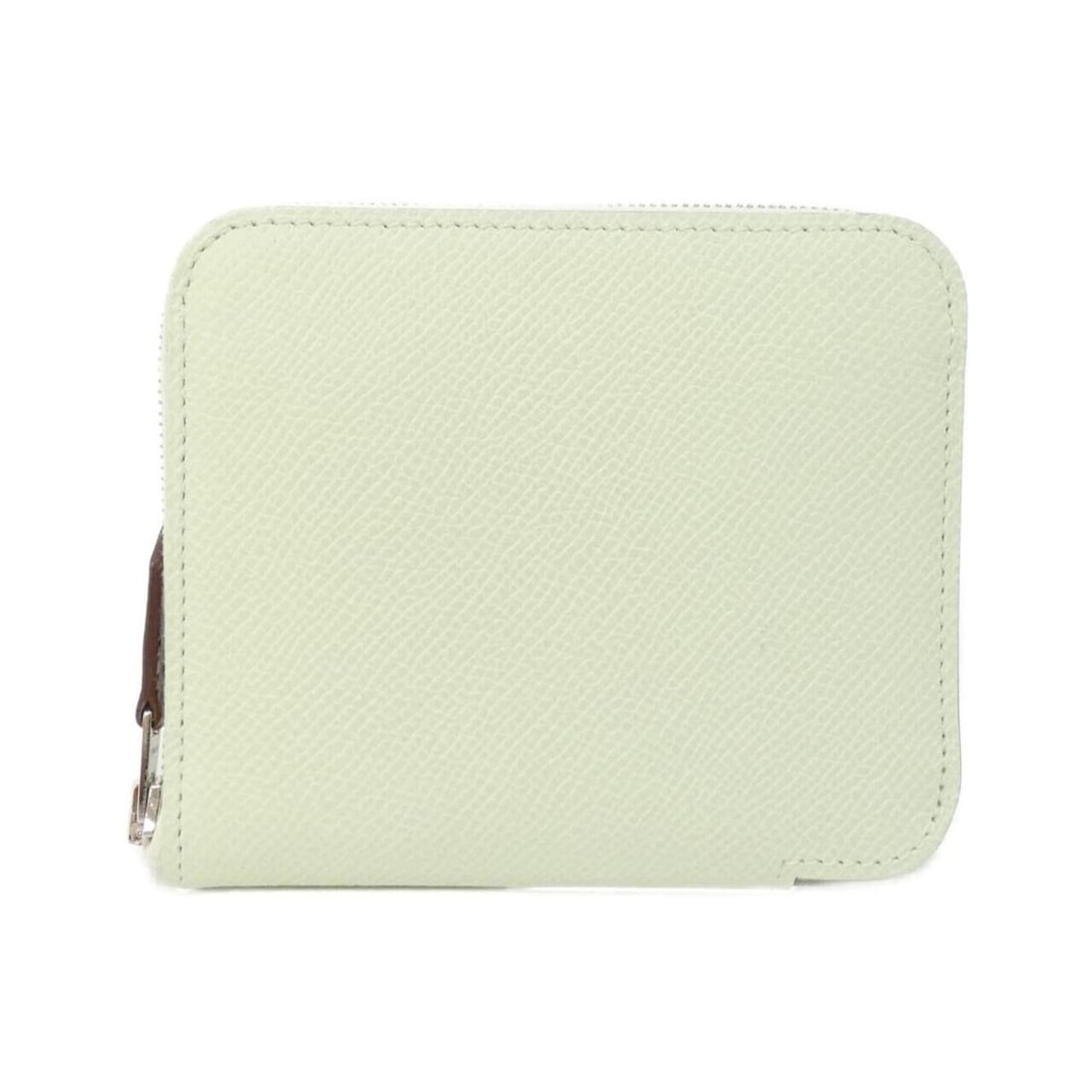 Hermes EN LIBERTE Silk In Compact 084266CK Wallet: --- Catalog ---Category: SizeSize (HxWxD): 9cm x 11cm x 1.5cm / 3.54'' x 4.33'' x 0.59''Category: DesignType: Wallet (bi-fold)Color: WhiteGender: WomenMaterial: Epsom leather , Silk Category: GeneralM