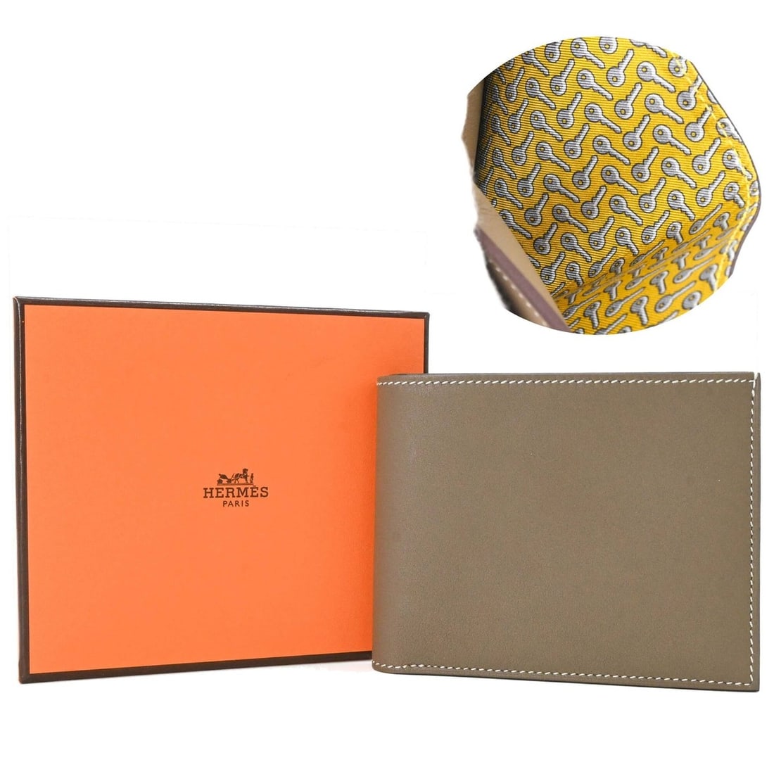 HERMES Citizen Twill Compact Silk In Bi-fold Wallet, Veau Epsom Leather, Etoupe Greige Yellow: --- Catalog ---Category: SizeSize (HxWxD): 9cm x 11.5cm x 1cm / 3.54'' x 4.52'' x 0.39''Category: DesignType: Wallet (bi-fold)Color: Etoupe gray, GrayishGender: WomenMaterial: Epsom leather Category: 