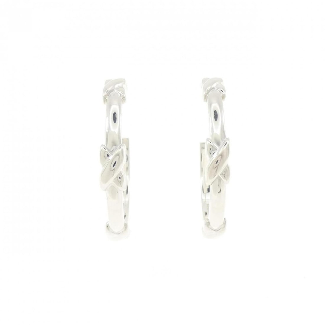 Tiffany Signature Earrings: --- Catalog ---Category: SizeSize (HxWxD): 35.00mm x 5.10mm / 1.38'' x 0.20''Category: DesignType: Half hoop earringsGender: WomenMaterial: Silver 925Category: GeneralBrand: Tiffany--- Item List ---Se