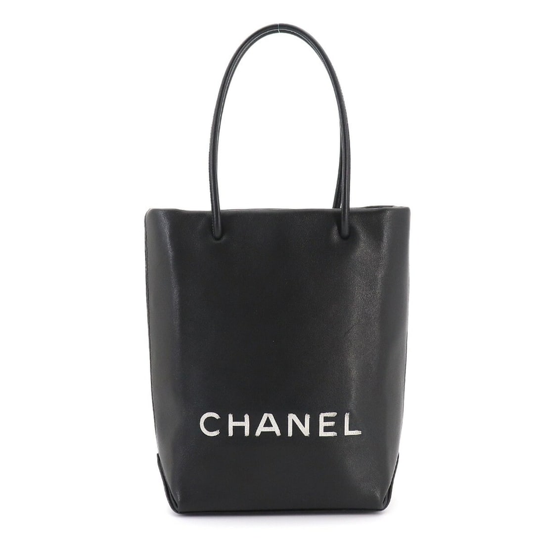 Chanel Essential Tote Handbag, Leather, Black/White, A46880, Silver Hardware: --- Catalog ---Category: SizeSize (HxWxD): 21.5cm x 14.5cm x 8cm / 8.46'' x 5.7'' x 3.14''Category: DesignType: Handbag, Tote bagColor: Black, WhiteGender: WomenMaterial: Leather Category: GeneralMPN: