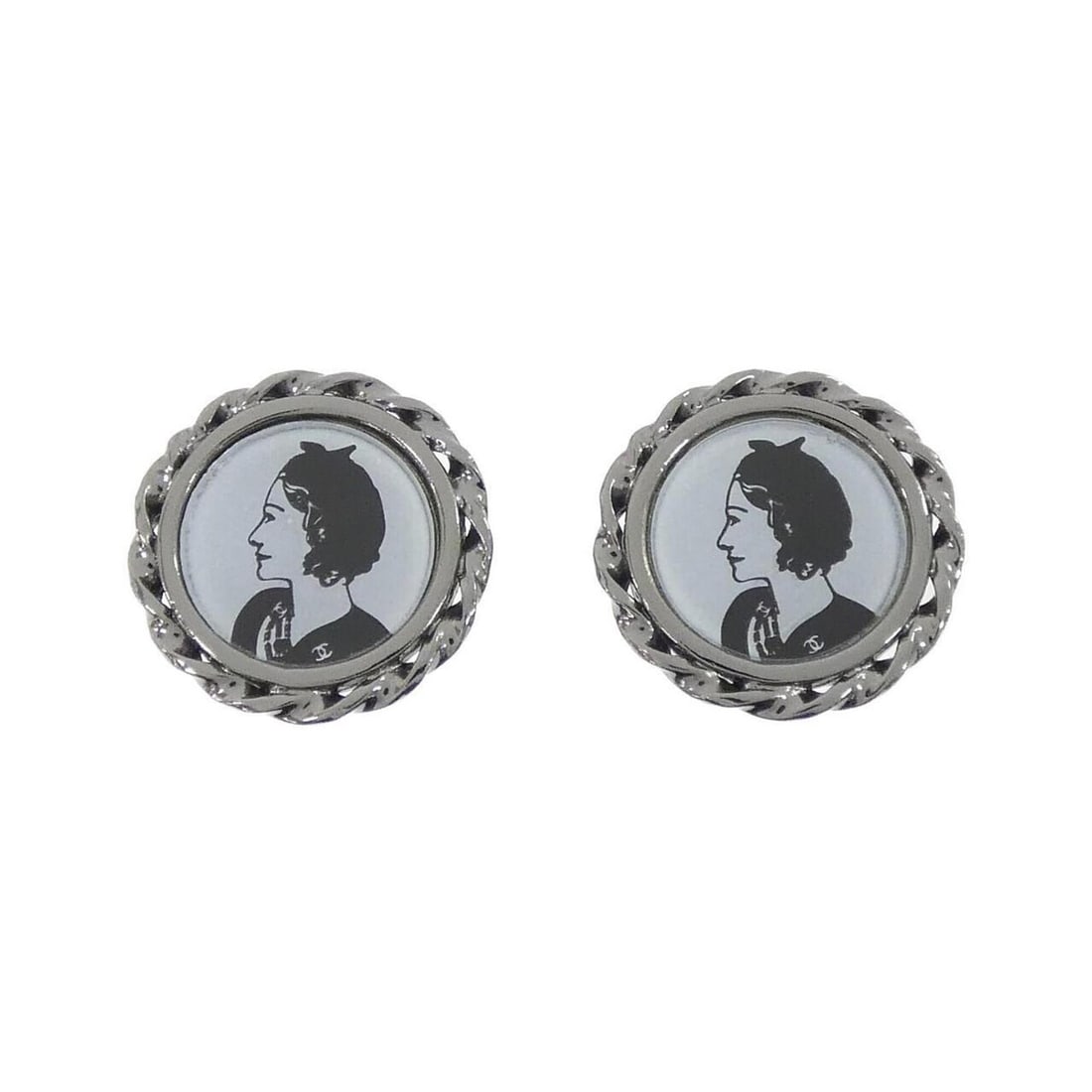 Chanel earrings: --- Catalog ---Category: SizeSize (HxWxD): 25.00mm x 25.00mm / 0.98'' x 0.98''Category: DesignType: Clip earringsColor: Black, GrayGender: WomenCategory: GeneralBrand: Chanel--- Item List ---Section: