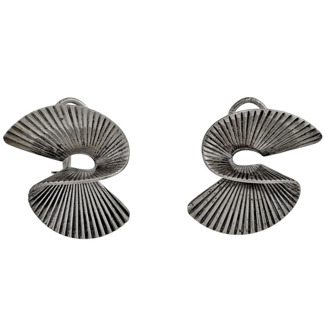 Tiffany & Co. Shell Motif Earrings, Sterling Silver 925, Silver, Women's: --- Catalog ---Category: SizeSize (HxWxD): 30.00mm x 24.00mm / 1.18'' x 0.94''Category: DesignType: Clip earringsColor: SilverGender: WomenMaterial: Silver 925Category: GeneralBrand: Tiffany--- Item