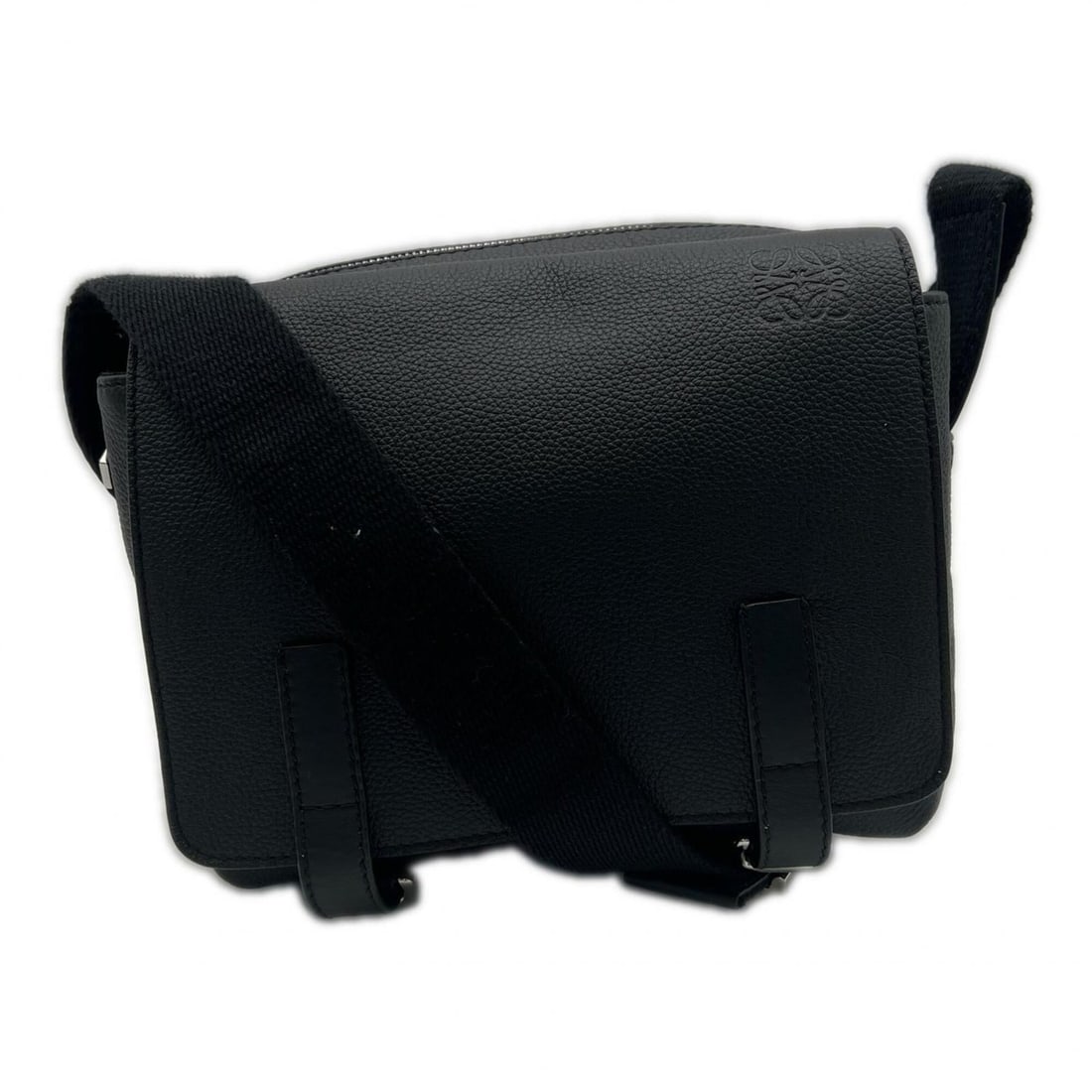 LOEWE Anagram Military Messenger Bag XS B553A72X22 Shoulder Black Grained Calf Leather Men's: --- Catalog ---Category: SizeSize (HxWxD): 17.5cm x 24cm x 9cm / 6.88'' x 9.44'' x 3.54''Category: DesignType: Messenger bag, Shoulder bagColor: BlackGender: MenMaterial: Leather Category: GeneralMPN: