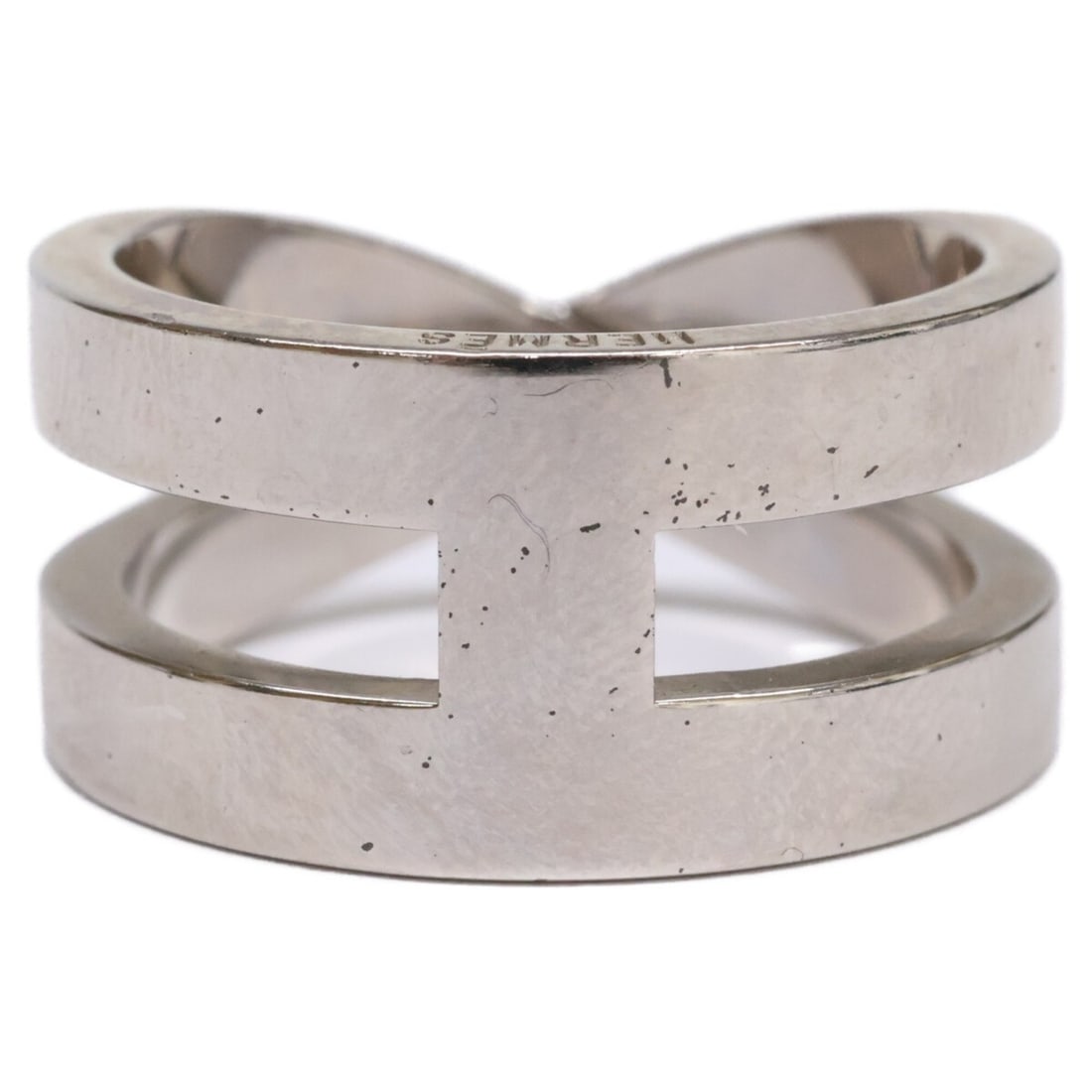 HERMES Ruban Scarf Ring, Silver, Women's: --- Catalog ---Category: DesignType: Scarf ringColor: SilverGender: WomenCategory: GeneralBrand: HermesCategory: Physical PropertiesSize (HxWxD): 2.41cm x 1.17cm / 0.94'' x 0.46''--- Item List
