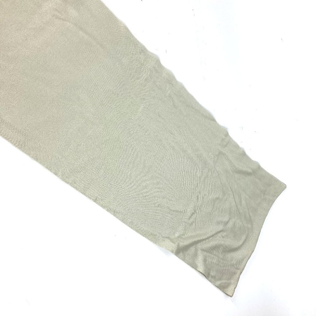 HERMES Hermes Bicolor Shawl Stole Scarf Silk Women's Light Green G-240910-19: --- Catalog ---Category: SizeSize (LxW): 1.2m x 29cm / 47.24'' x 11.41''Category: DesignType: ShawlColor: Light green, OrangeGender: WomenMaterial: Silk Category: GeneralBrand: Hermes--- Item List ---