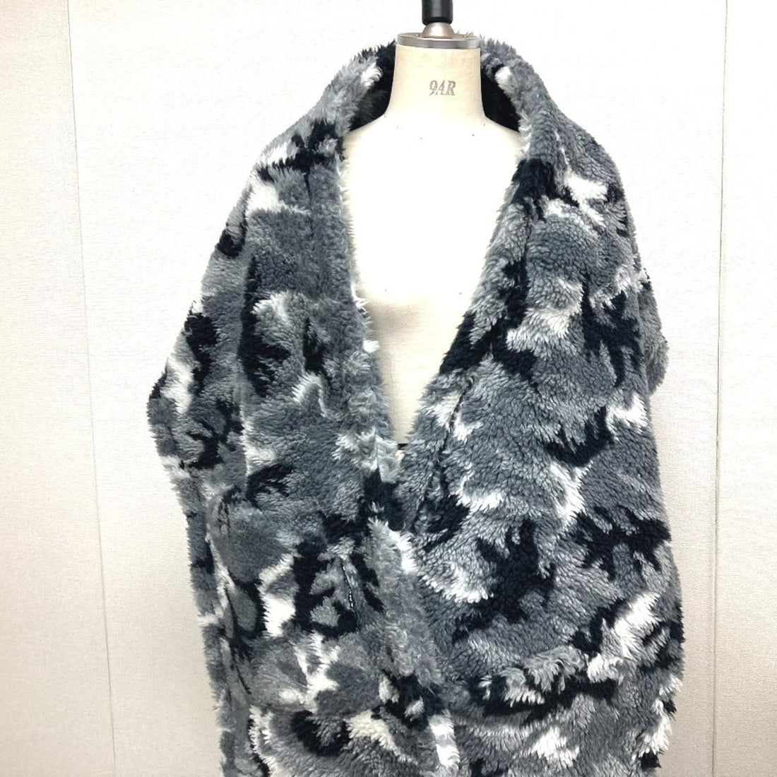 BALENCIAGA 673572 Stole Shawl Large Size Boa Camouflage Scarf Polyester Acrylic Men's Women's Gray: --- Catalog ---Category: SizeSize (LxW): 40cm x 2m / 15.74'' x 78.74''Category: DesignType: StoleColor: Black, GrayGender: Men,WomenMaterial: Polyester , Acrylic Category: GeneralBrand: Balenciaga--- 