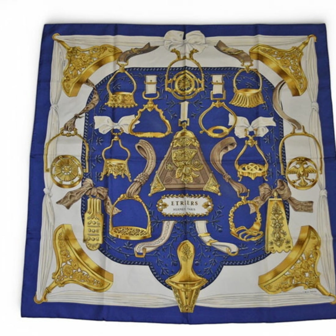 Hermes Carre 90 Scarf Muffler HERMES ETRIERS/Fantasy of Stirrups Blue Women's: --- Catalog ---Category: SizeSize (LxW): 88cm x 88cm / 34.64'' x 34.64''Category: DesignType: ScarfColor: NavyGender: WomenMaterial: Silk Category: GeneralBrand: HermesCountry of Origin: France--- Ite
