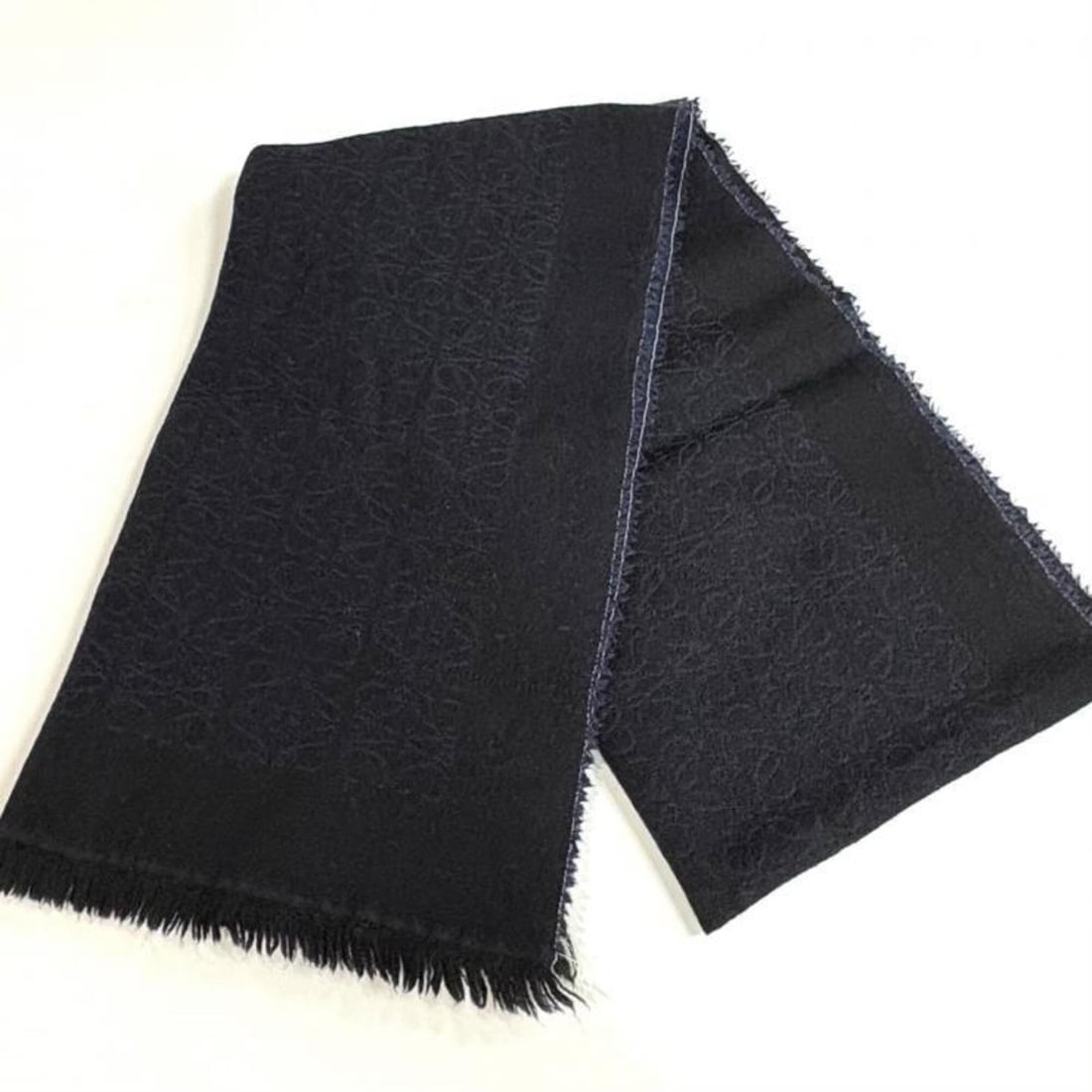 Loewe stole/scarf, Anagram design, wool, black/navy: --- Catalog ---Category: SizeSize (LxW): 1.83m x 49cm / 72.04'' x 19.29''Category: DesignType: StoleColor: Black, NavyGender: Women,MenMaterial: Wool Category: GeneralBrand: Loewe--- Item List ---Sect