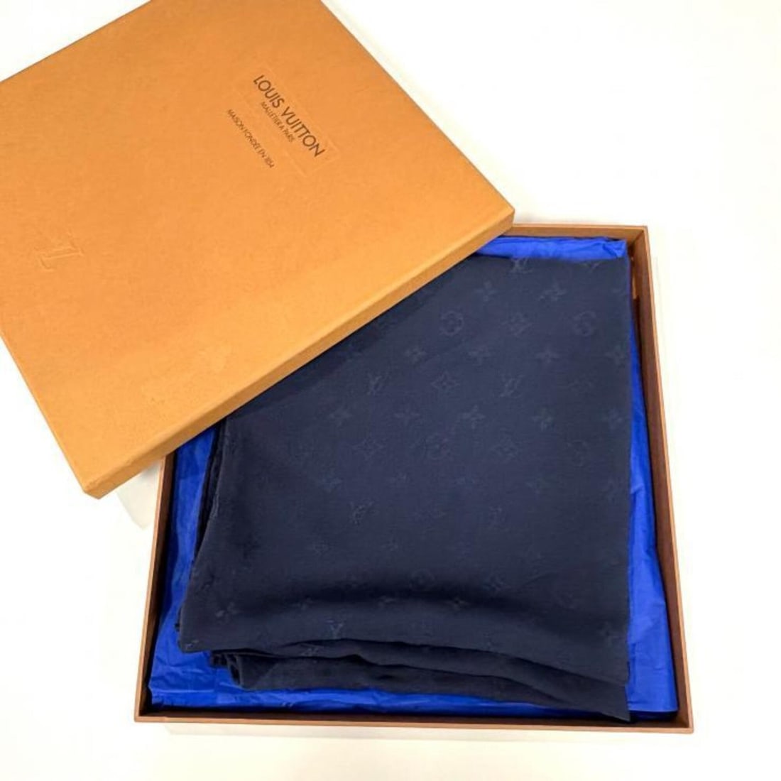 Louis Vuitton Monogram Scarf/Muffler M71138 Carre Monaco Silk Navy: --- Catalog ---Category: DesignType: ScarfColor: NavyGender: Men,WomenMaterial: Silk Category: GeneralMPN: M71138Brand: Louis Vuitton--- Item List ---Section: ConditionRanking: Rank AB Used - Traces o