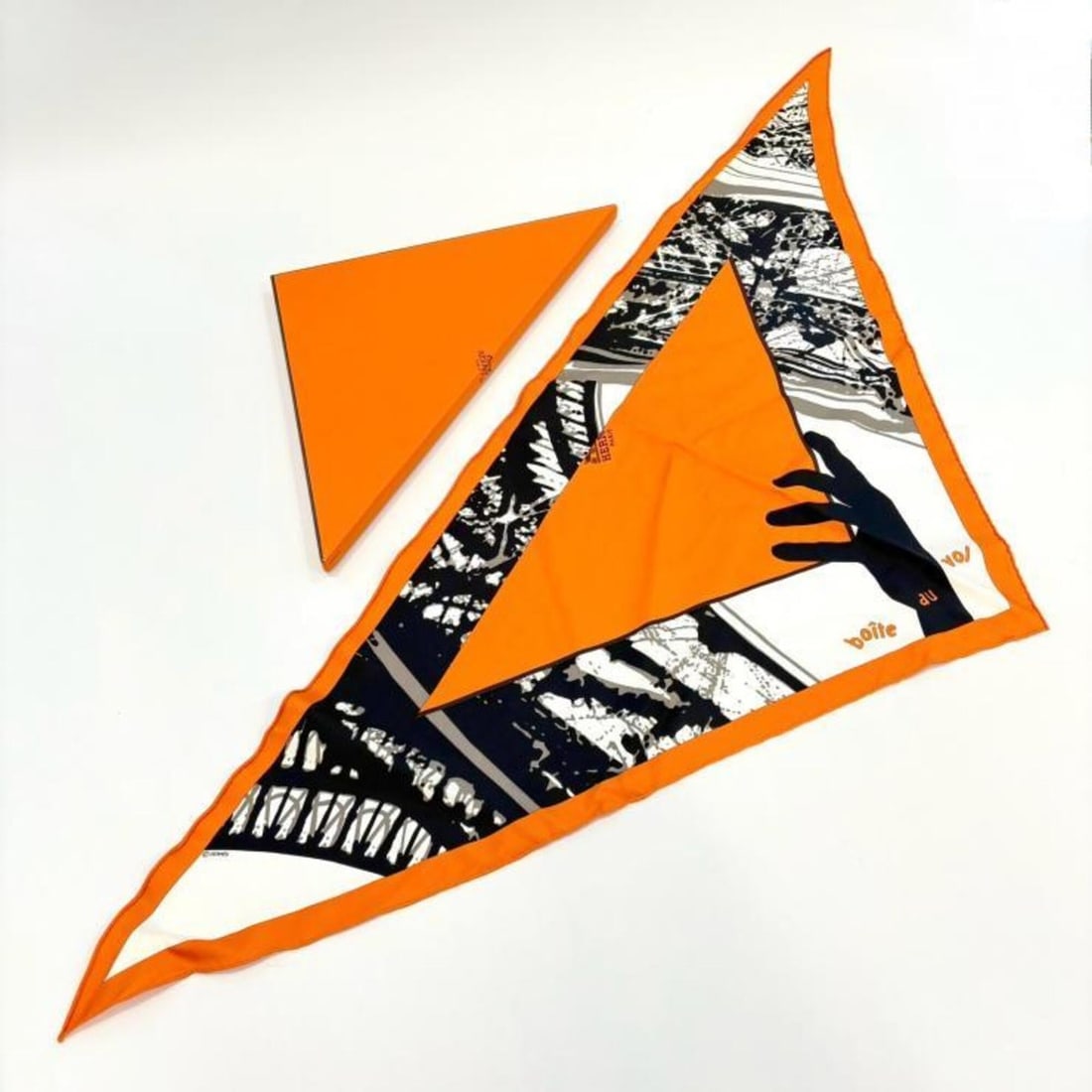 Hermes scarf/muffler, "Flying Box," silk, Pointe, orange.: --- Catalog ---Category: SizeSize (LxW): 1.12m / 44.09''Category: DesignType: ScarfColor: Black, Ivory, OrangeGender: WomenMaterial: Silk Category: GeneralBrand: Hermes--- Item List ---Section: Condit