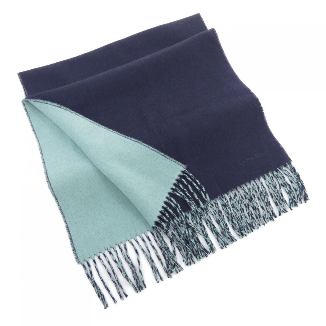 Hermes RECTO VERSO H393800T Scarf: --- Catalog ---Category: SizeSize (LxW): 1.7m x 42cm / 66.92'' x 16.53''Category: DesignType: StoleColor: Green, NavyGender: MenMaterial: Cashmere Category: GeneralMPN: H393800TBrand: Hermes--- Item L