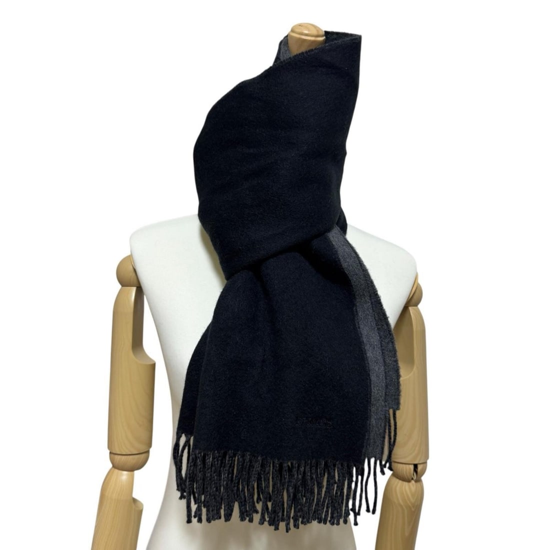 Hermes scarf, black and gray, with fringe, no tag, women's.: --- Catalog ---Category: SizeSize (LxW): 1.55m x 41cm / 61.02'' x 16.14''Category: DesignType: StoleColor: Black, GrayGender: WomenMaterial: Cashmere Category: GeneralBrand: Hermes--- Item List
