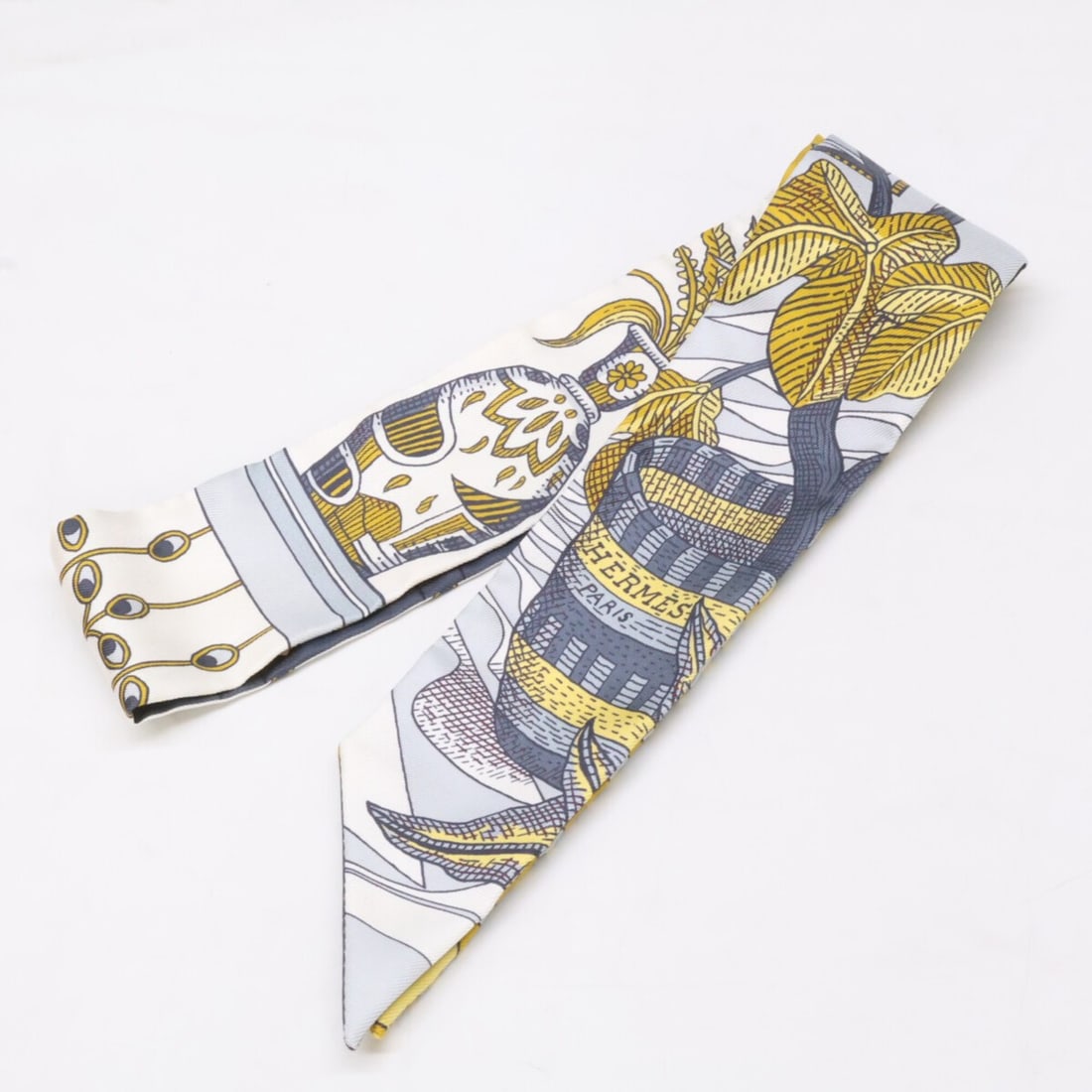 HERMES H063593S 19 La Danse des Amazones (The Dance of the Amazons) Silk Twilly Scarf/Muffler, Gris: --- Catalog ---Category: SizeSize (LxW): 86cm x 5cm / 33.85'' x 1.96''Category: DesignType: ScarfColor: GoldGender: WomenMaterial: Silk Category: GeneralBrand: Hermes--- Item List ---Section: Conditio