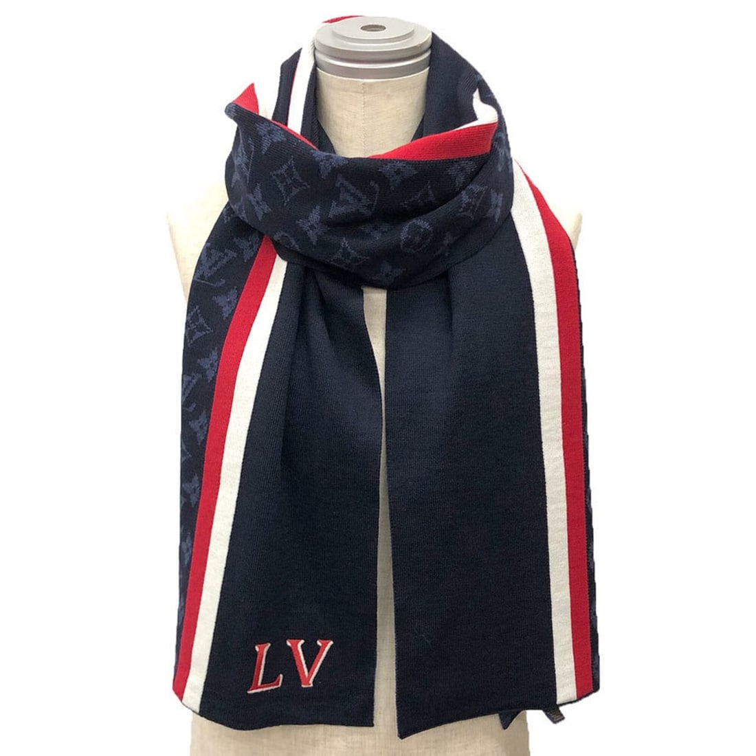 LOUIS VUITTON Louis Vuitton Scarf M77936 Monogram Echarpe LV Varsity Navy Wool Men's: --- Catalog ---Category: SizeSize (LxW): 30cm x 1.8m / 11.81'' x 70.86''Category: DesignType: StoleColor: Navy, Red color, WhiteGender: MenMaterial: Wool Category: GeneralMPN: M77936Brand: Louis Vuitt