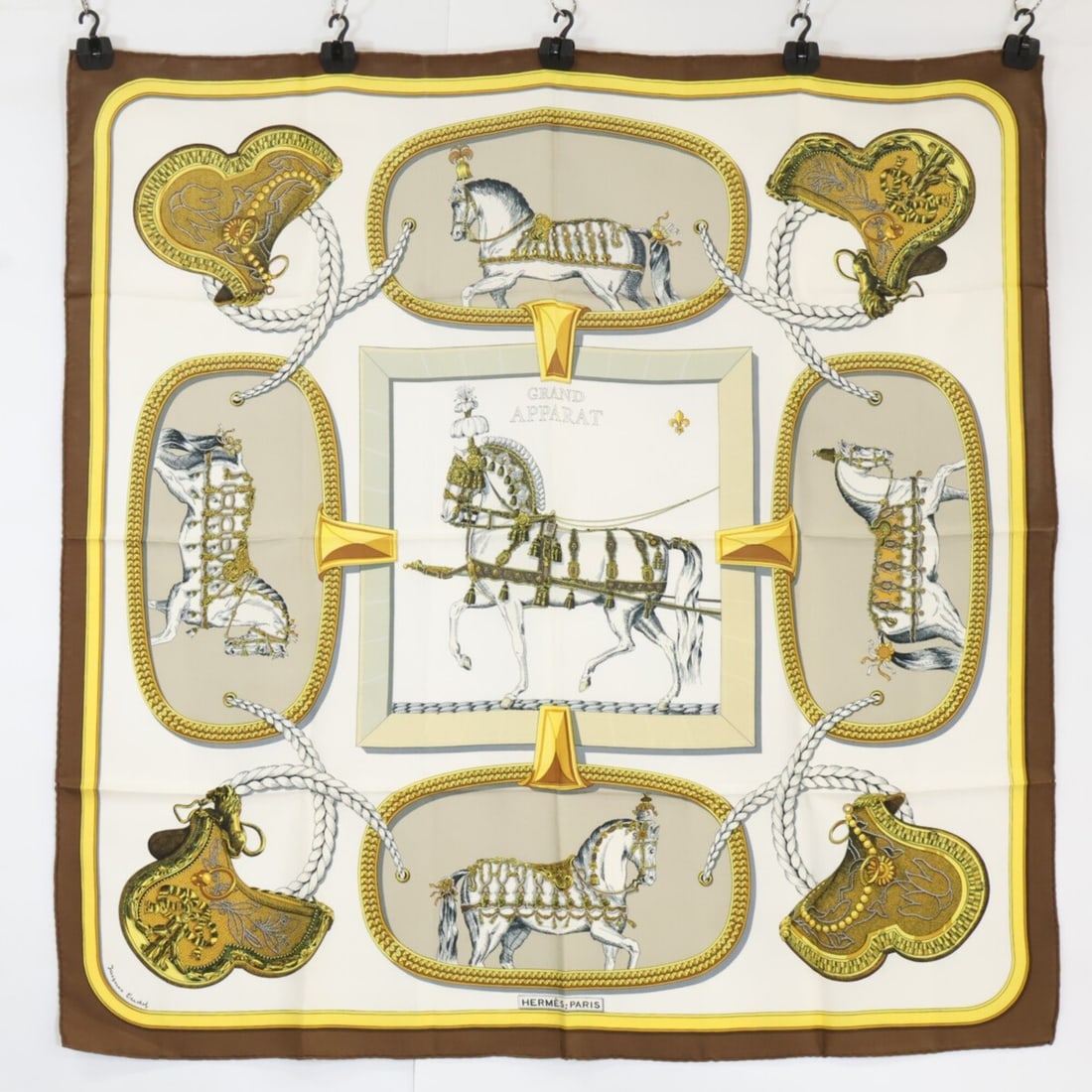 HERMES Grand Apparat "Horse in Attire" Silk Carre 90 Scarf/Muffler, Brown, Women's: --- Catalog ---Category: SizeSize (LxW): 89.5cm x 89cm / 35.23'' x 35.03''Category: DesignType: ScarfColor: BrownGender: WomenMaterial: Silk Category: GeneralBrand: Hermes--- Item List ---Section: Con