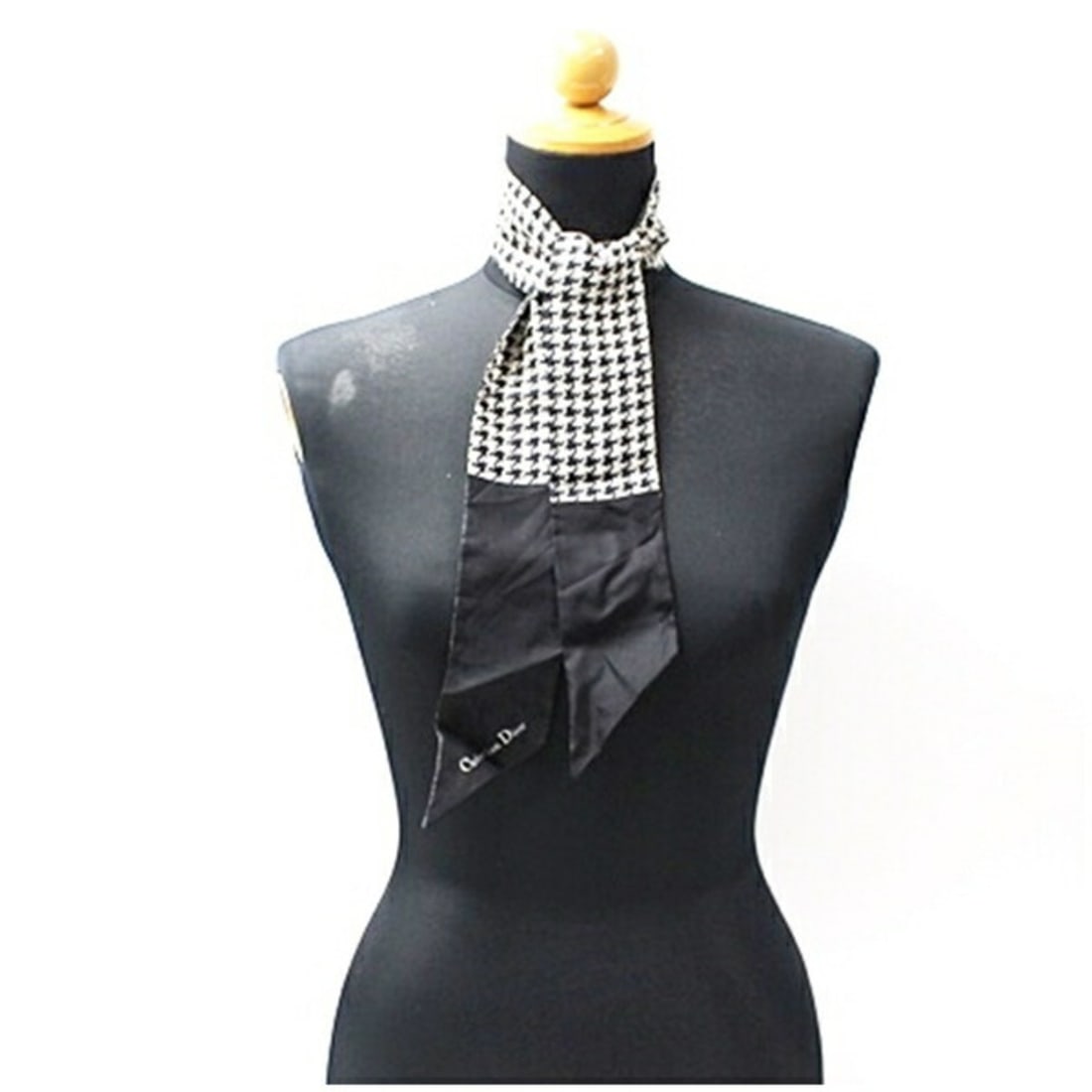 Christian Dior Silk Scarf, Muffler, Ponytail Black x White Check, Dior, Women's: --- Catalog ---Category: SizeSize (LxW): 1.04m x 6cm / 40.94'' x 2.36''Category: DesignType: ScarfColor: Black, WhiteGender: Men,WomenMaterial: Silk Category: GeneralBrand: Christian Dior--- Item