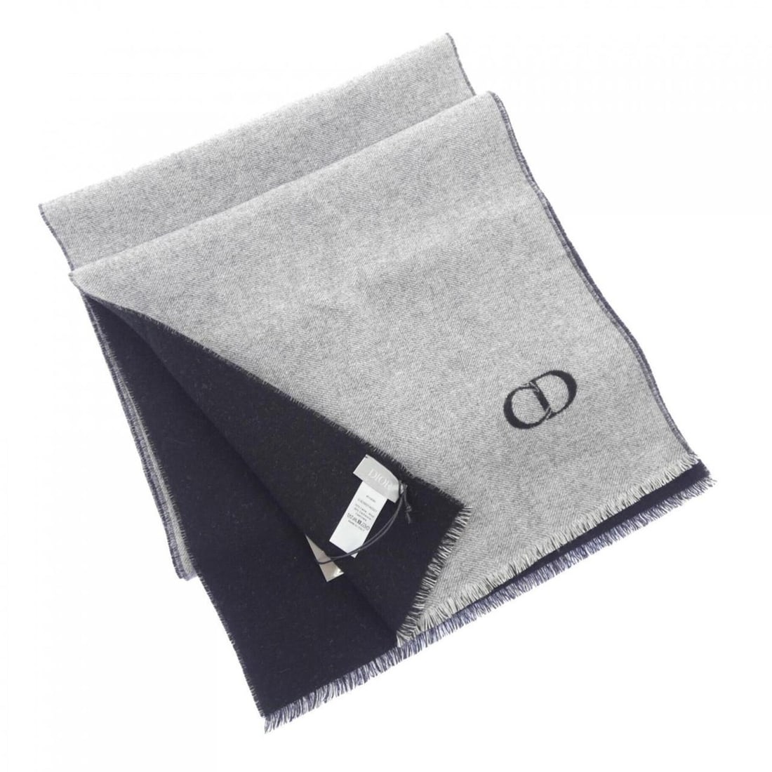 Christian Dior Dior 01E0007A0327 Scarf: --- Catalog ---Category: SizeSize (LxW): 1.8m x 34cm / 70.86'' x 13.38''Category: DesignType: StoleColor: GrayGender: MenMaterial: Cashmere Category: GeneralBrand: Christian Dior--- Item List ---Secti