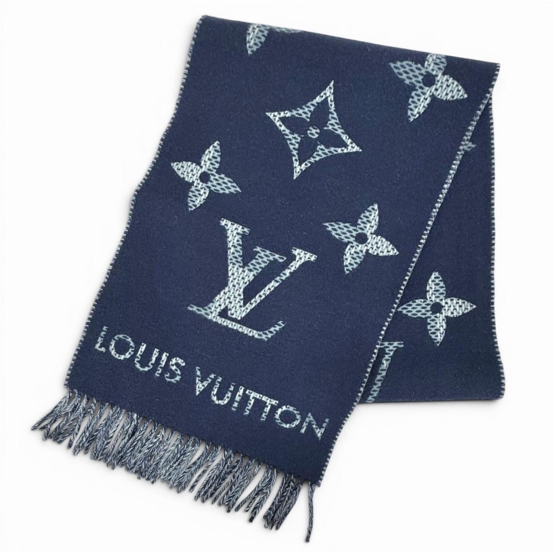 LOUIS VUITTON (Louis Vuitton) 2025 Model M97446 Stole/Scarf, Monogram Check, 100% Cashmere, Current: --- Catalog ---Category: SizeSize (LxW): 1.8m x 32cm / 70.86'' x 12.59''Category: DesignType: StoleColor: NavyGender: MenMaterial: Cashmere Category: GeneralMPN: M97446Brand: Louis VuittonCountry of O