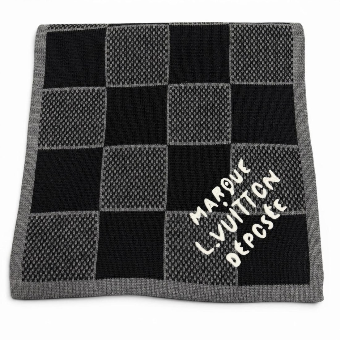 LOUIS VUITTON (Louis Vuitton) 2024 model M92664 Stole/Scarf, Damier Heritage, 100% Wool, Noir, Made: --- Catalog ---Category: SizeSize (LxW): 1.8m x 30cm / 70.86'' x 11.81''Category: DesignType: StoleColor: NoirGender: MenMaterial: Wool , Polyester Category: GeneralMPN: M92664Brand: Louis VuittonCoun
