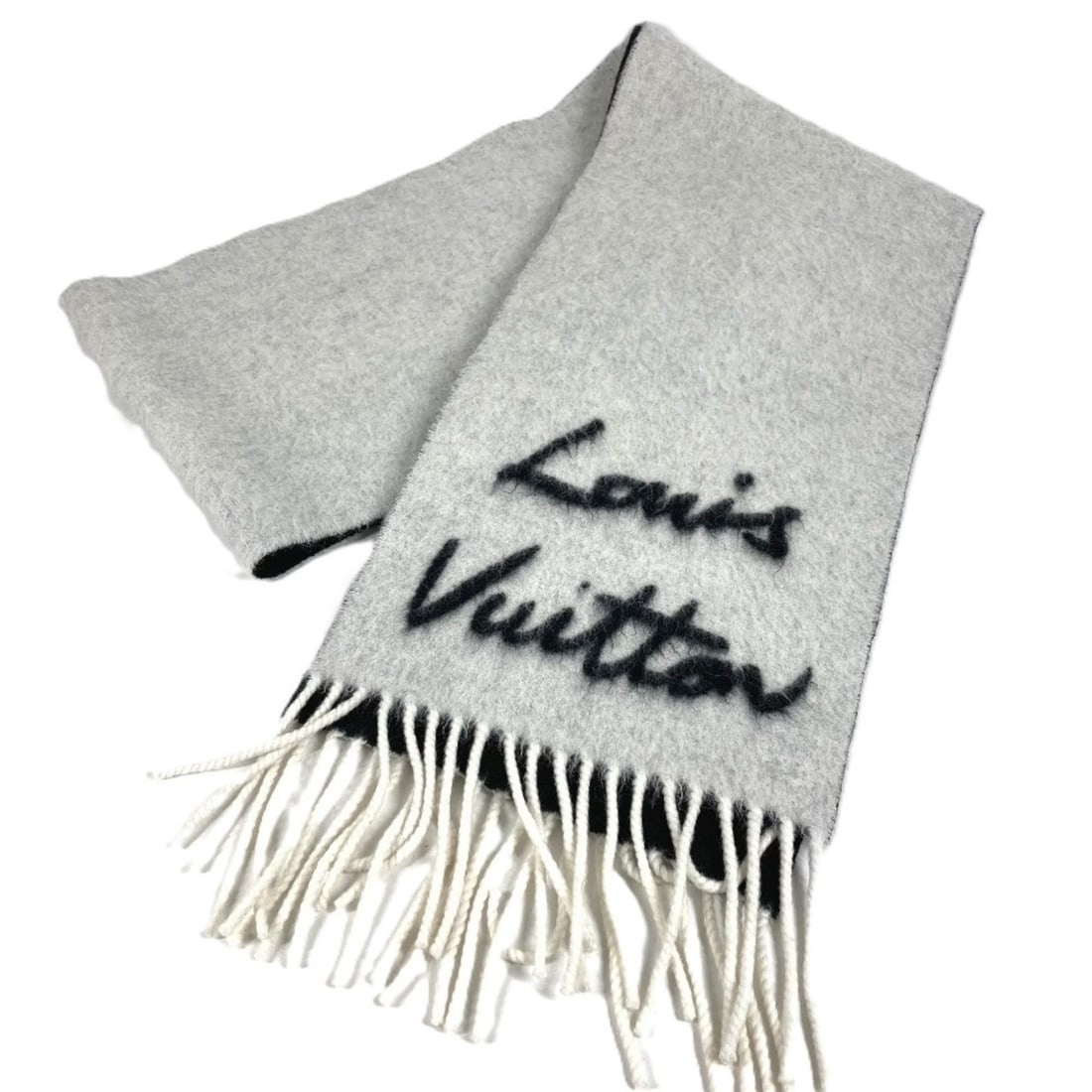 LOUIS VUITTON M92527 Fringe Logo Scarf Fluffy Gram Wool for Men and Women White: --- Catalog ---Category: SizeSize (LxW): 25cm x 2m / 9.84'' x 78.74''Category: DesignType: StoleColor: Black, WhiteGender: Men,WomenMaterial: Wool Category: GeneralMPN: M92527Brand: Louis VuittonCount